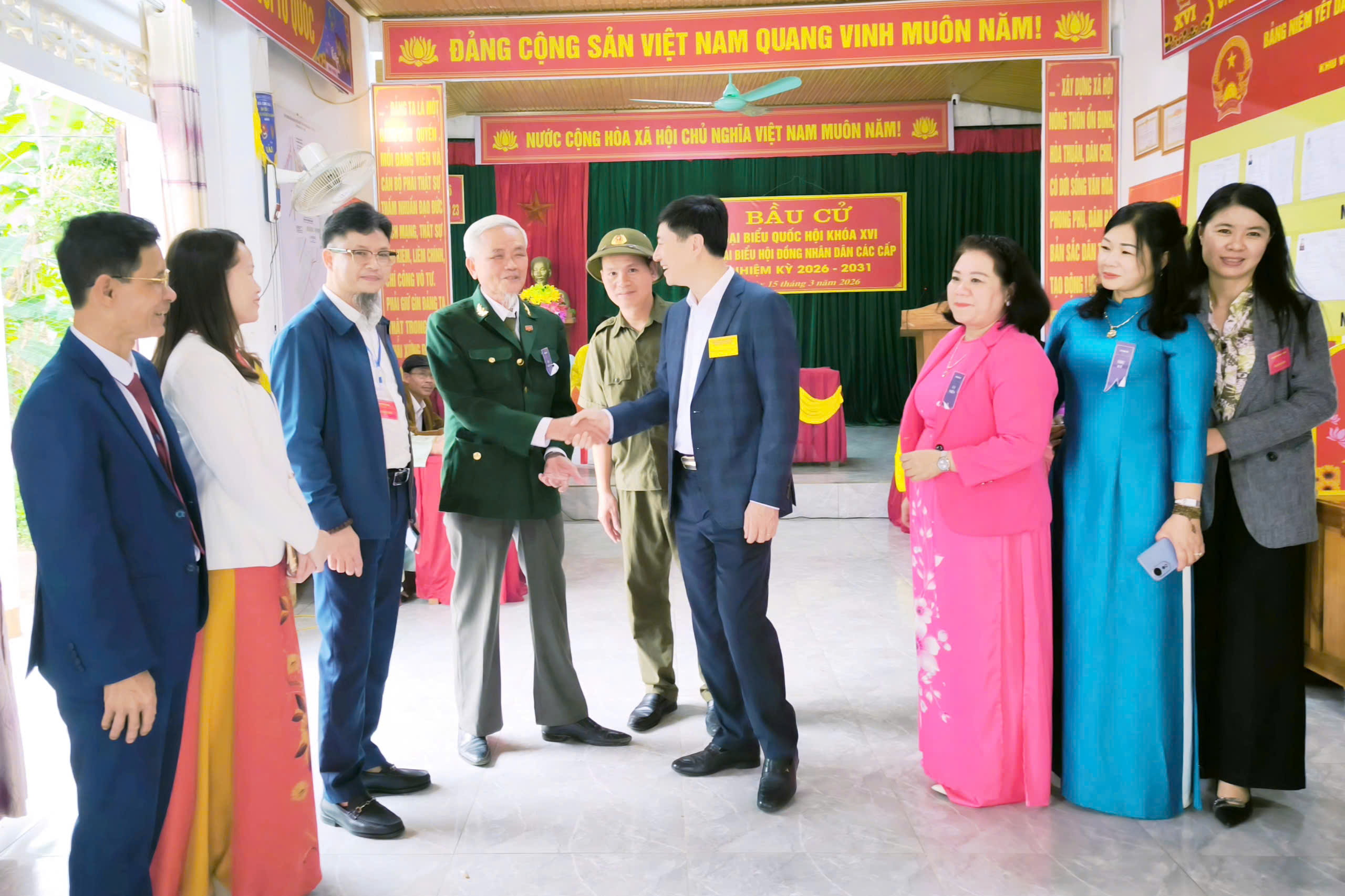 4/6 ban bầu cử đã hoàn thành  100% cử tri đi bầu cử