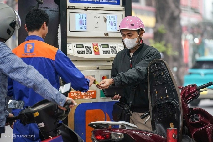 Giá xăng tăng hơn 2.000 đồng một lít