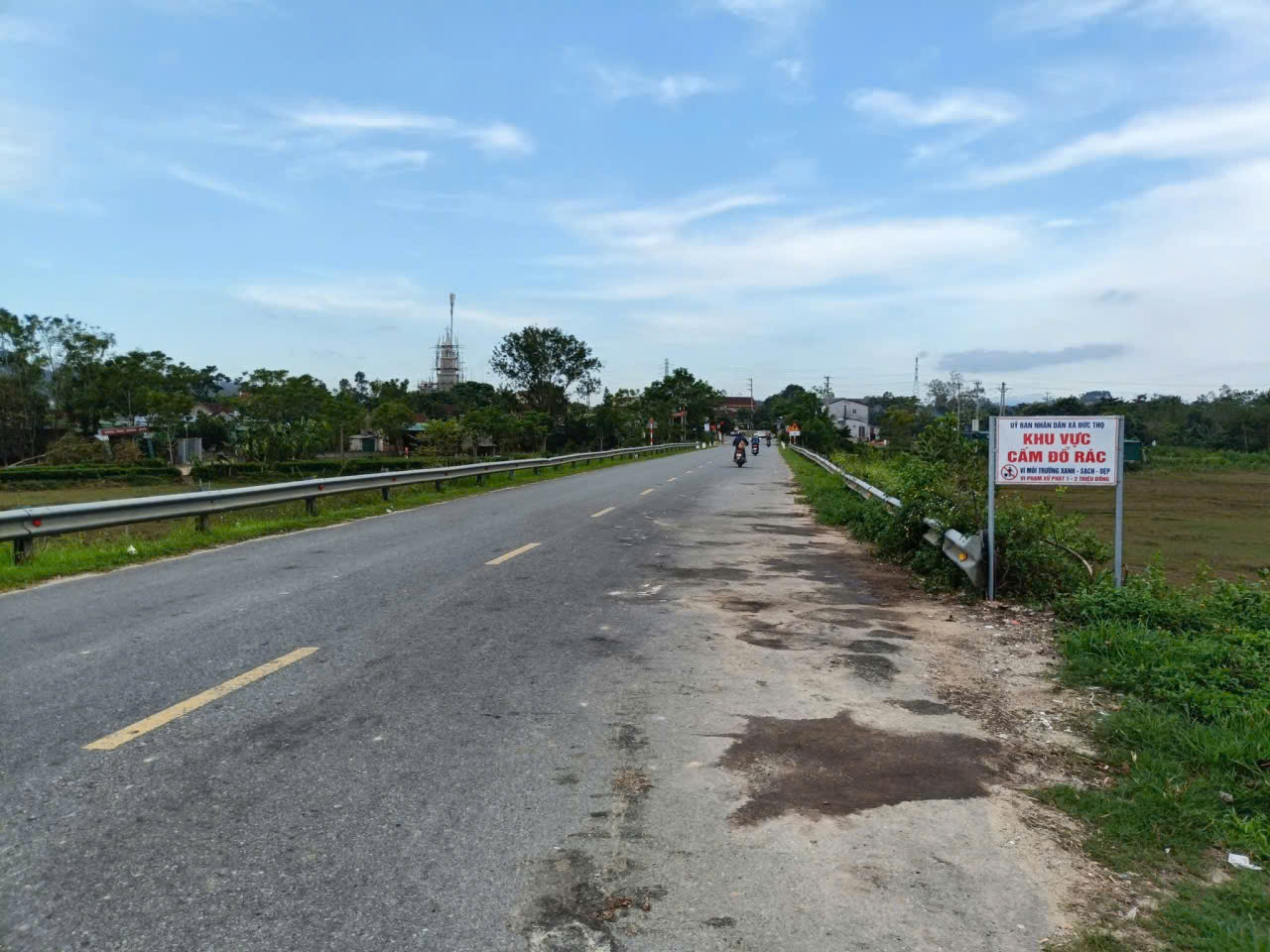 Tình trạng vứt rác sai quy định trên địa bàn xã diễn ra; đặc biệt tại các điểm vắng hộ gia đình sinh sống trên các trục đường tỉnh lộ; quốc lộ đi qua địa bàn.