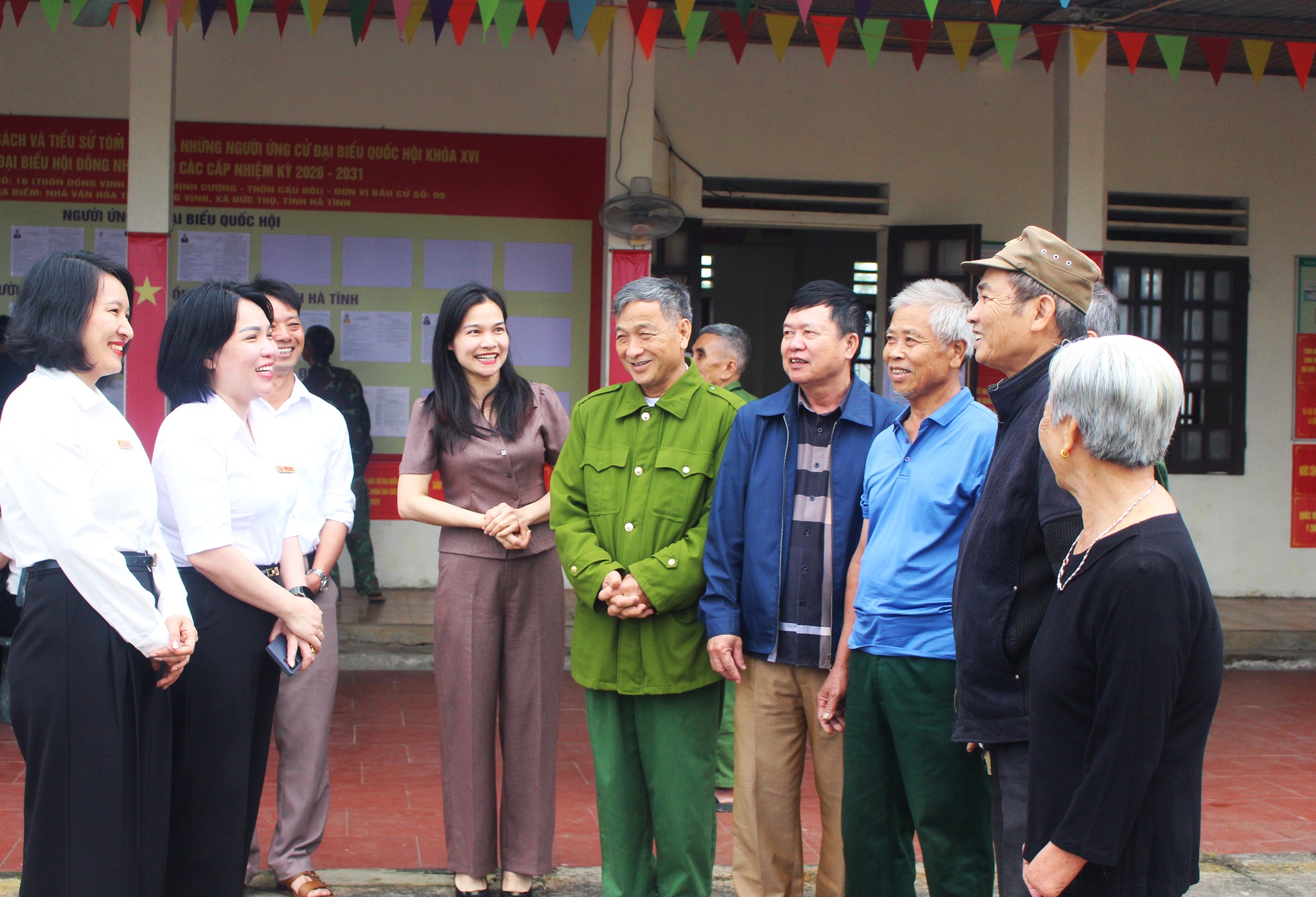 Bà Đường Thị Phú cùng 6 ứng cử viên đại biểu HĐND xã đơn vị bầu cử số 05 tiếp xúc cử tri. 