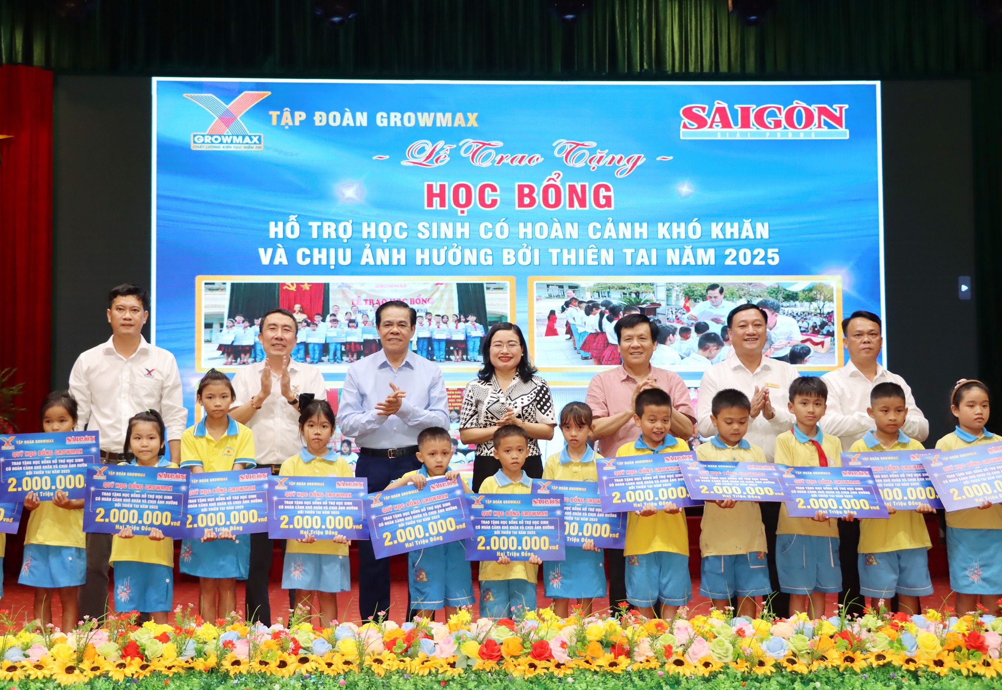 Trao 300 triệu đồng học bổng cho 150 học sinh hoàn cảnh khó khăn, chịu ảnh hưởng bởi thiên tại địa bàn xã Đức Thọ.