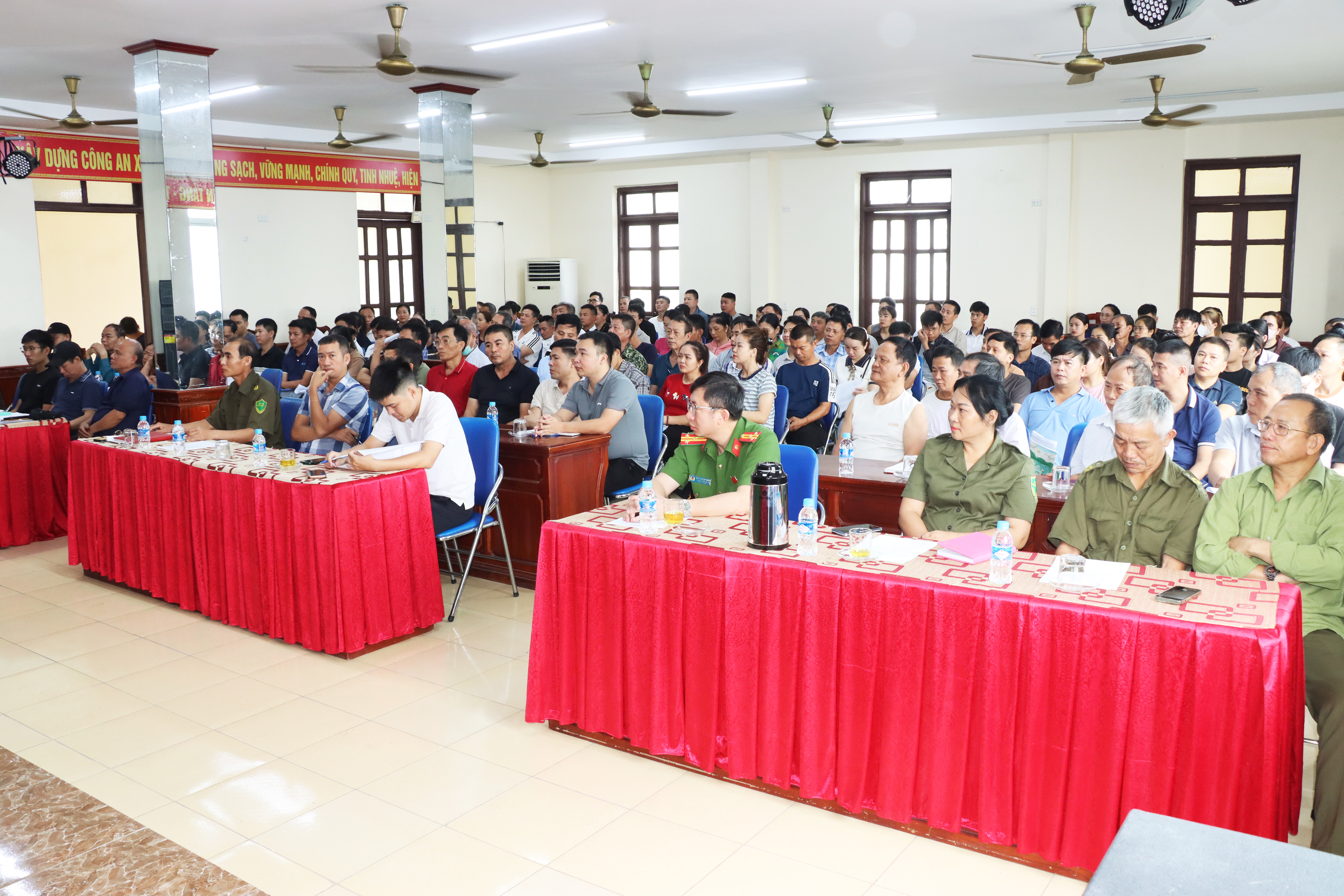 Xã Đức Thọ: Hơn 200 tổ chức, cơ sở kinh doanh dự hội nghị hướng dẫn thực hiện các quy định về phòng cháy chữa cháy và cứu nạn cứu hộ.