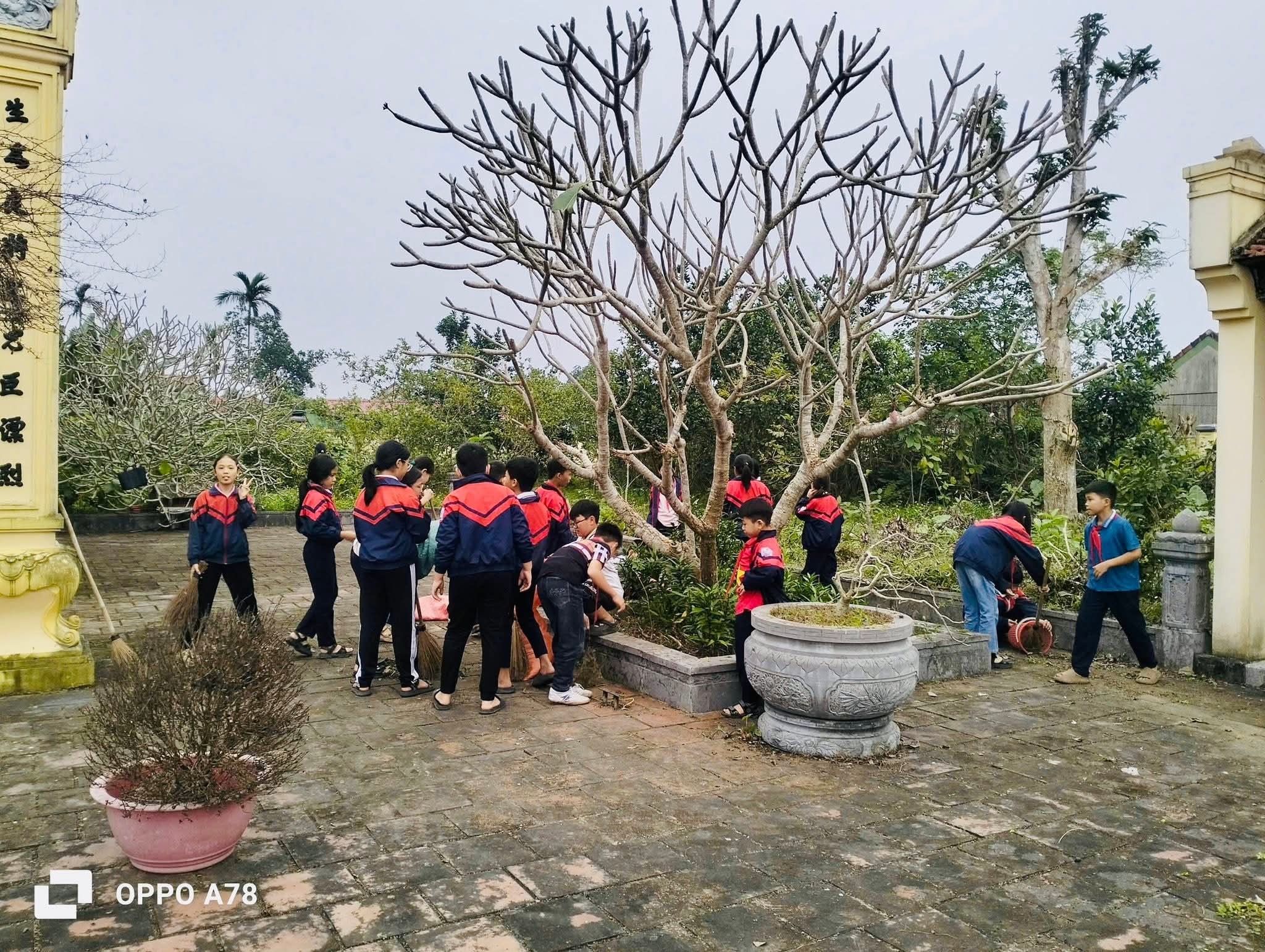 Liên đội Trường Tiểu học Tùng Ảnh đã tổ chức hoạt động chăm sóc, vệ sinh Khu di tích lịch sử Nhà thờ Cụ Phan Đình Phùng