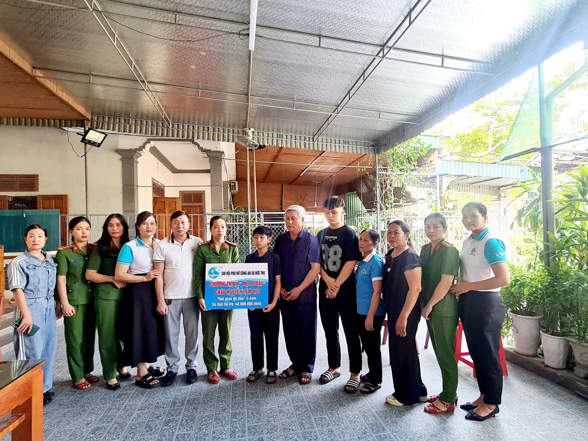 Hội LHPN xã Đức Thọ phối hợp cùng chi hội Phụ nữ công an xã nhận đỡ đầu trẻ mồ côi