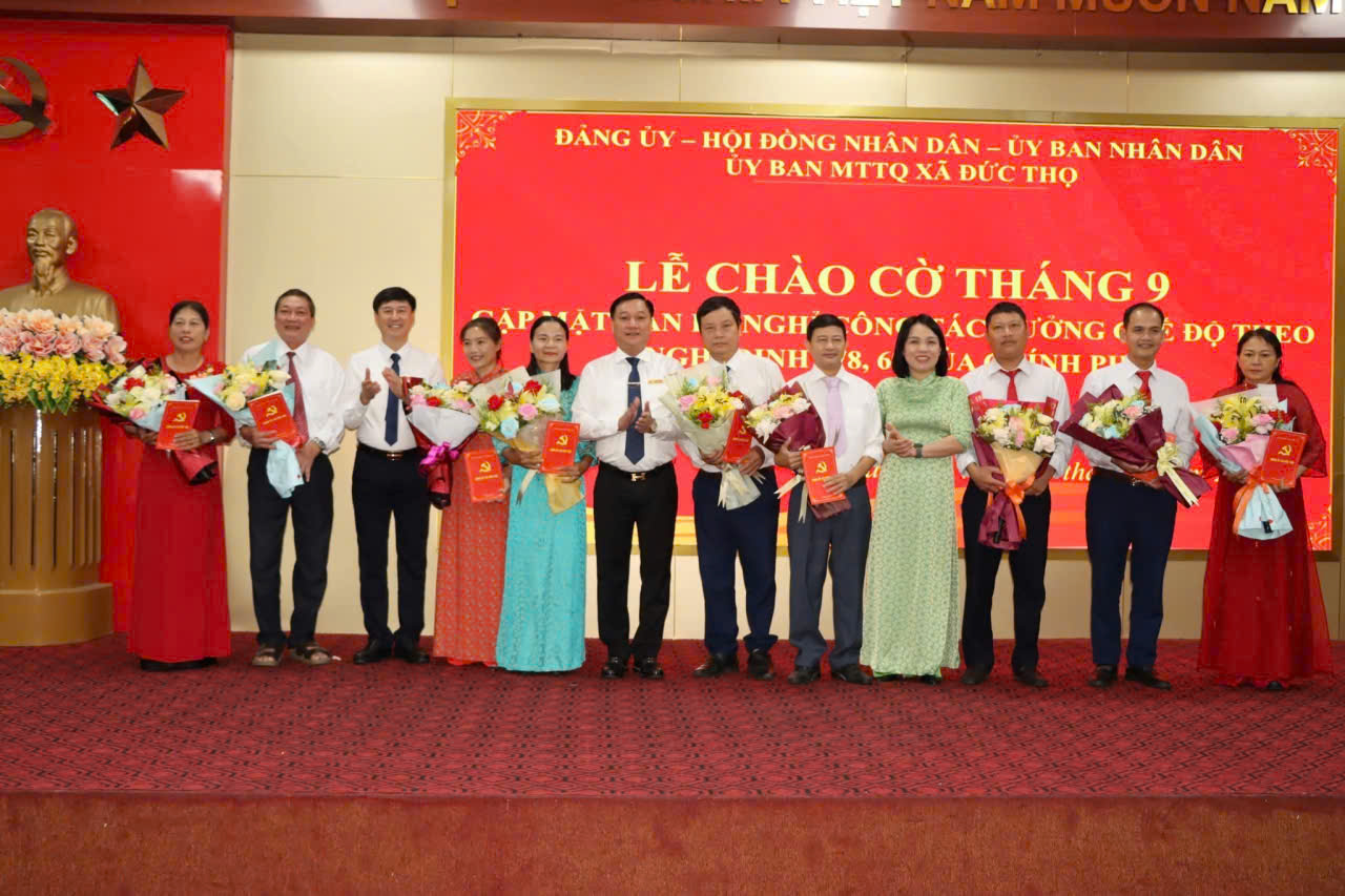 Xã Đức Thọ Tổ chức chào cờ tháng 9 và gặp mặt các đồng chí cán bộ cơ quan nghỉ công tác, hưởng chế độ chính sách theo Nghị định 178