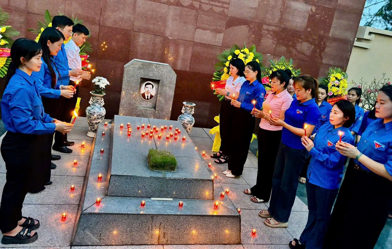 Đoàn Thanh niên xã Đức Thọ tổ chức lễ dâng hương, dâng hoa, thắp nến tri ân Cố Tổng Bí thư Trần Phú