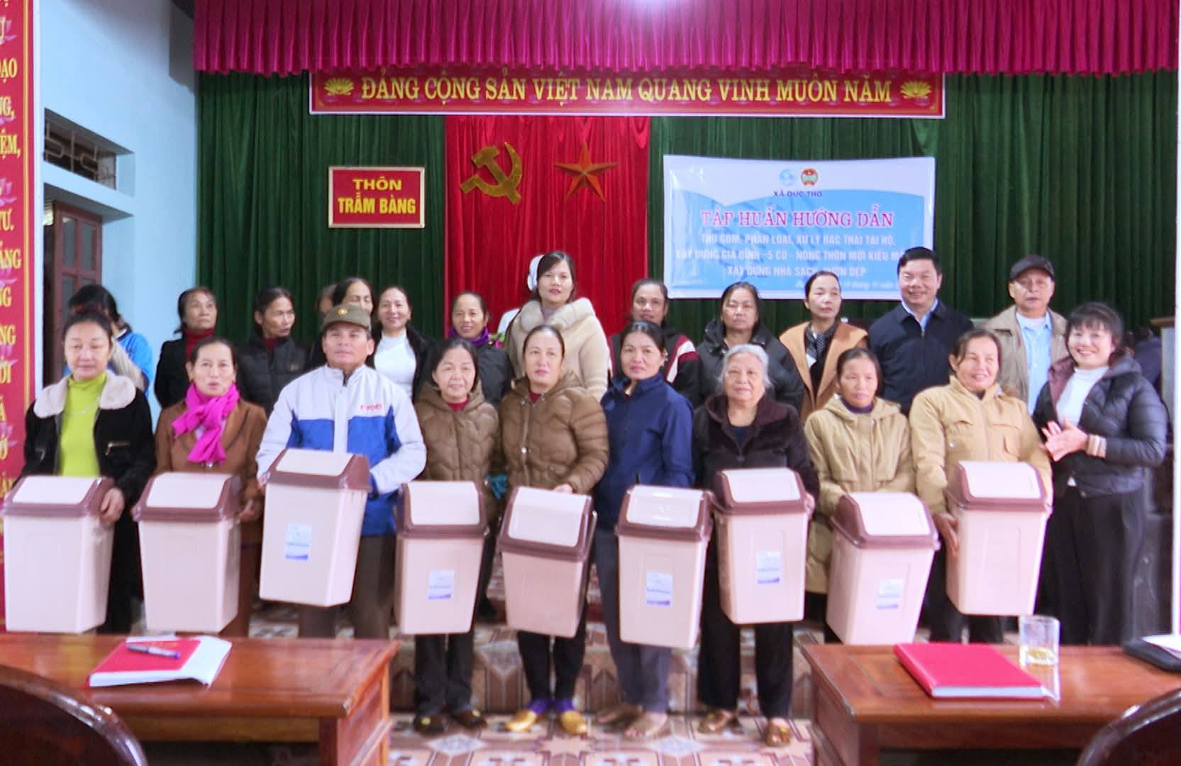 Hội viên phụ nữ nông dân thôn Trẫm Bàng tuyên truyền bảo vệ môi trường,  xây dựng “Gia đình 5 không, 3 sạch”