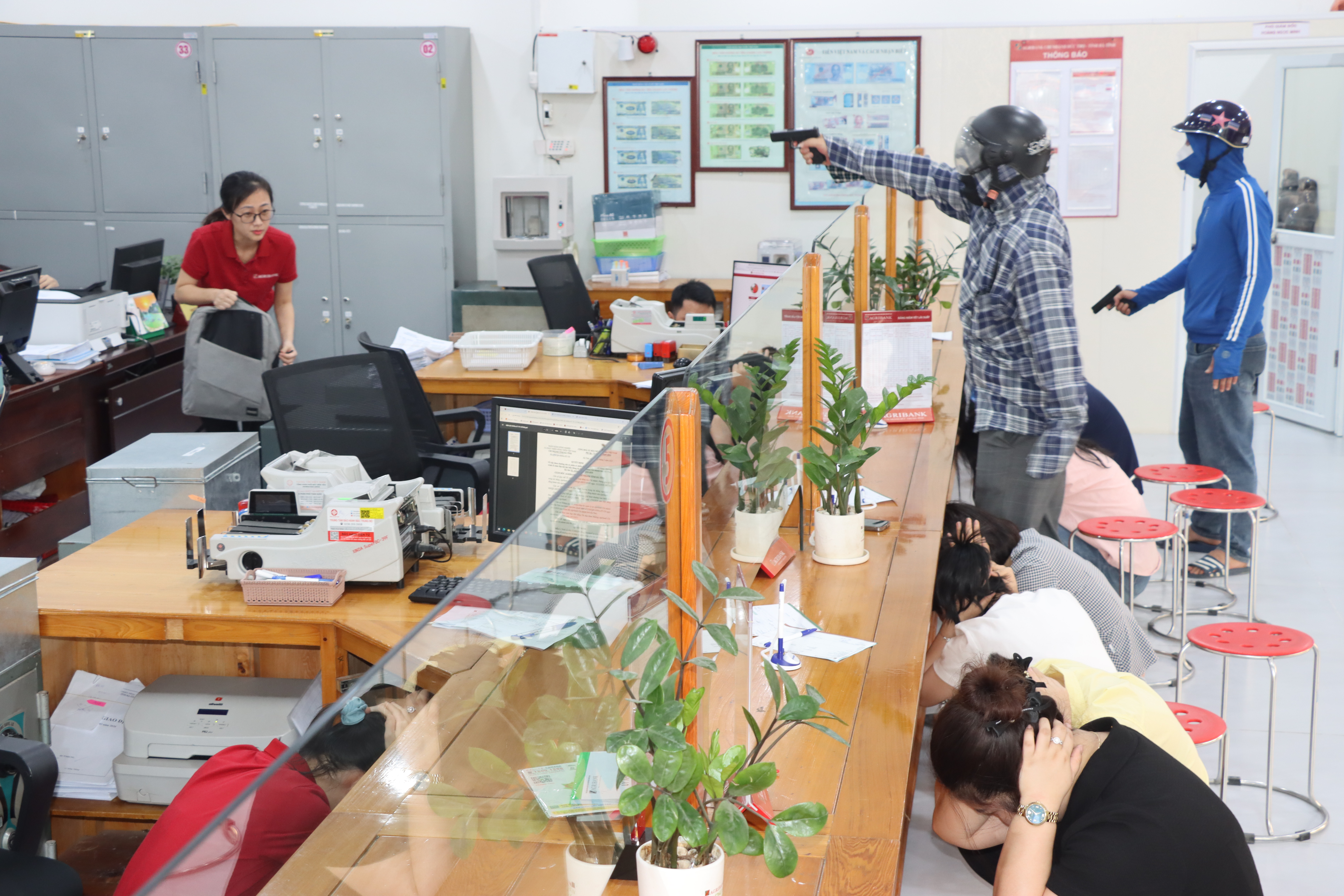 Công an xã Đức Thọ - Agribank Chi nhánh Đức Thọ Hà Tĩnh diễn tập chống cướp ngân hàng, khống chế đối tượng có súng.