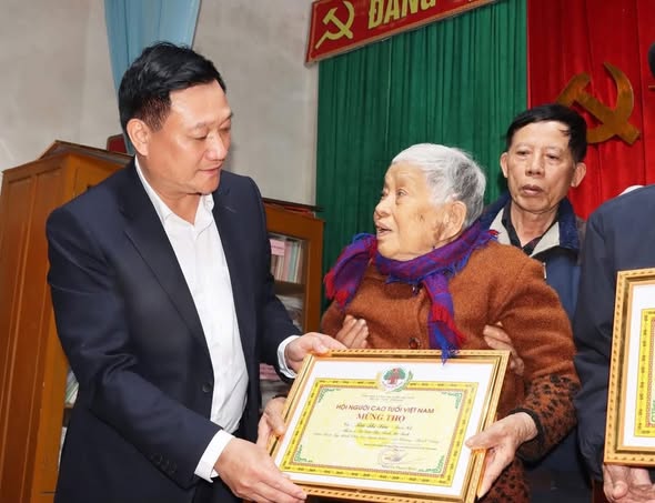 Xã Đức Thọ tổ chức chúc thọ, mừng thọ cho 903 cụ tuổi chẵn .