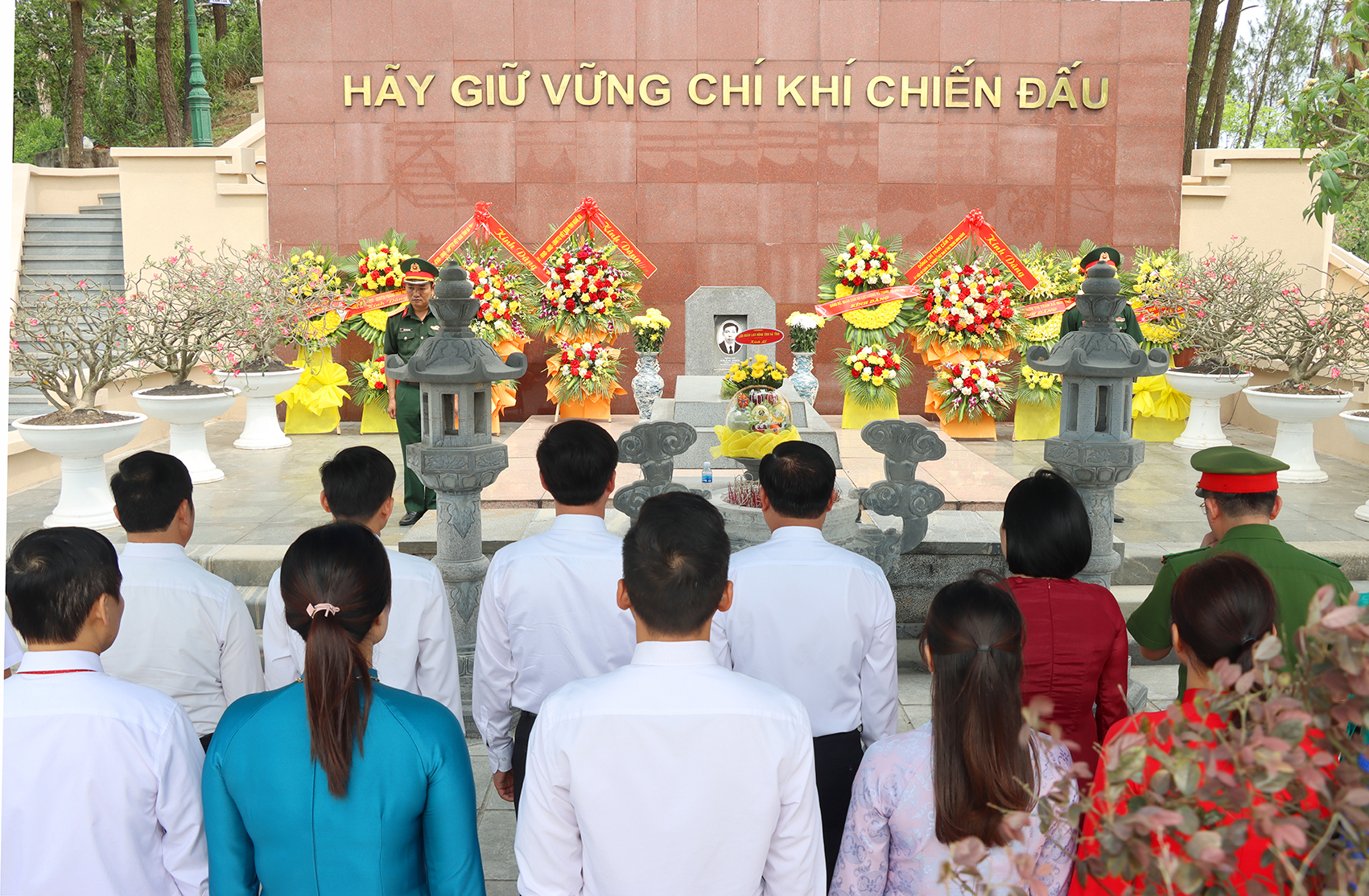 Đoàn lãnh đạo xã tri ân Tổng Bí thư Trần Phú, Tổng Bí thư Hà Huy Tập và các Anh hùng Liệt sỹ.