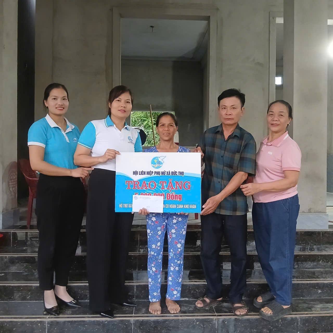 Hội Phụ nữ xã Đức Thọ trao quà hỗ trợ hội viên có hoàn cảnh khó khăn làm nhà ở.