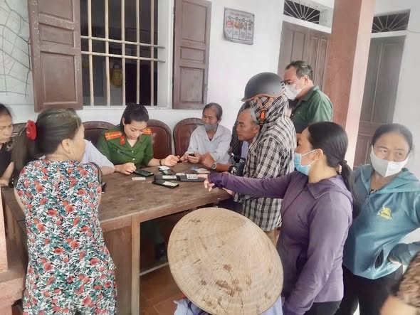 Công an xã Đức Thọ hỗ trợ người dân cài đặt tài khoản an sinh xã hội trên VNeID