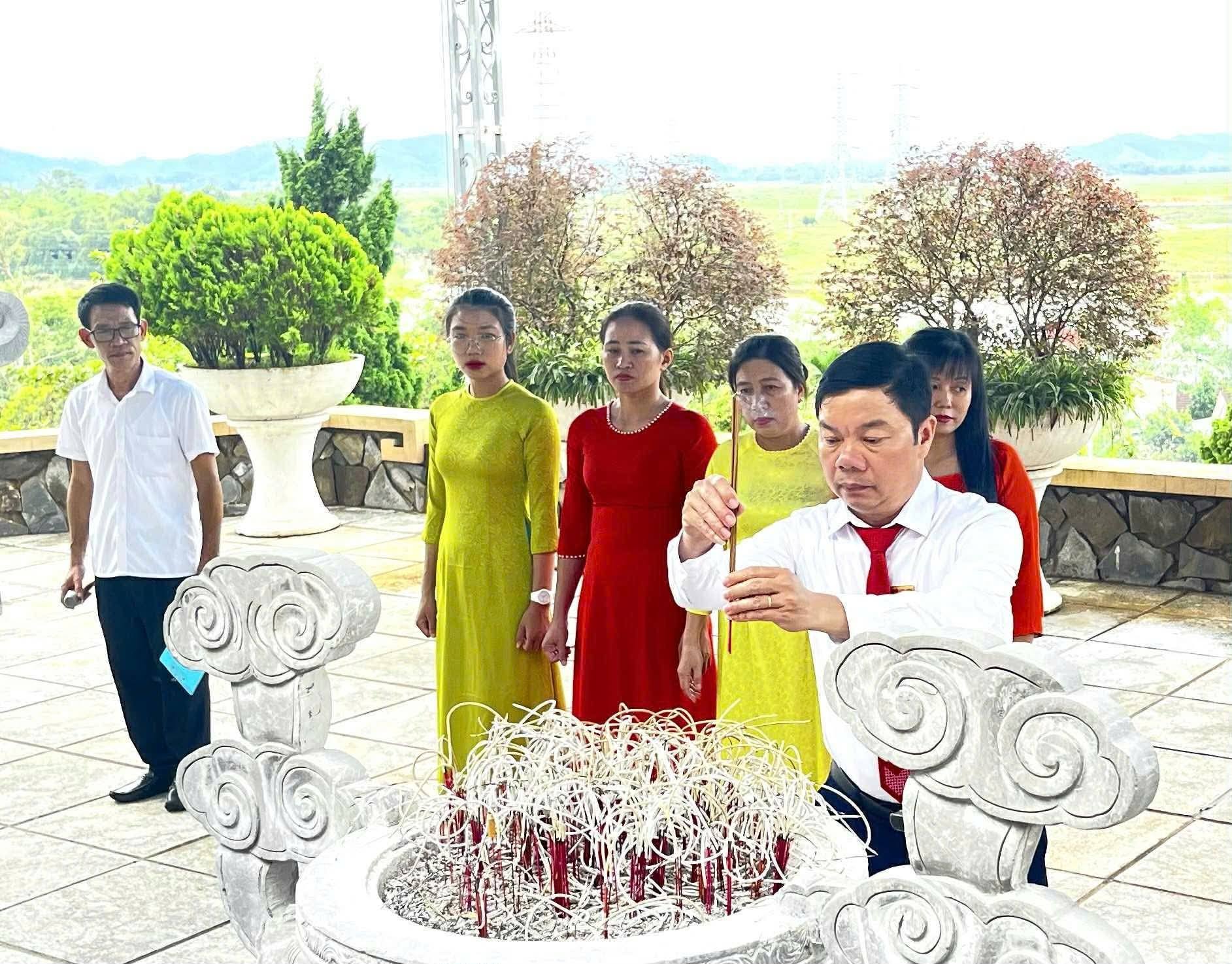 Đoàn đại biểu Ủy ban MTTQ xã đã tổ chức lễ dâng hương, báo công tại Khu mộ Tổng Bí thư Trần Phú – Tổng Bí thư đầu tiên của Đảng và Nghĩa trang Liệt sĩ xã.