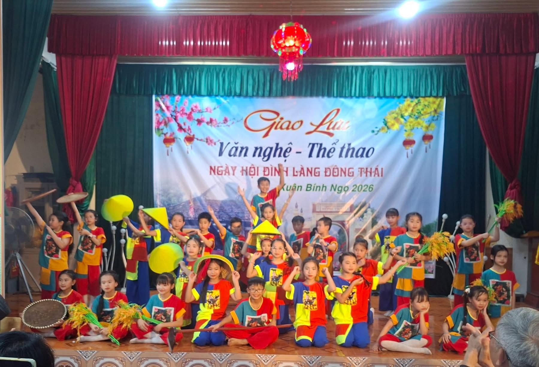 THÔN ĐÔNG THÁI TỔ CHỨC GIAO LƯU VĂN NGHỆ NGÀY HỘI ĐÌNH LÀNG