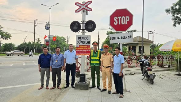 Tăng cường xử lý vi phạm tại đường ngang đường sắt. 
