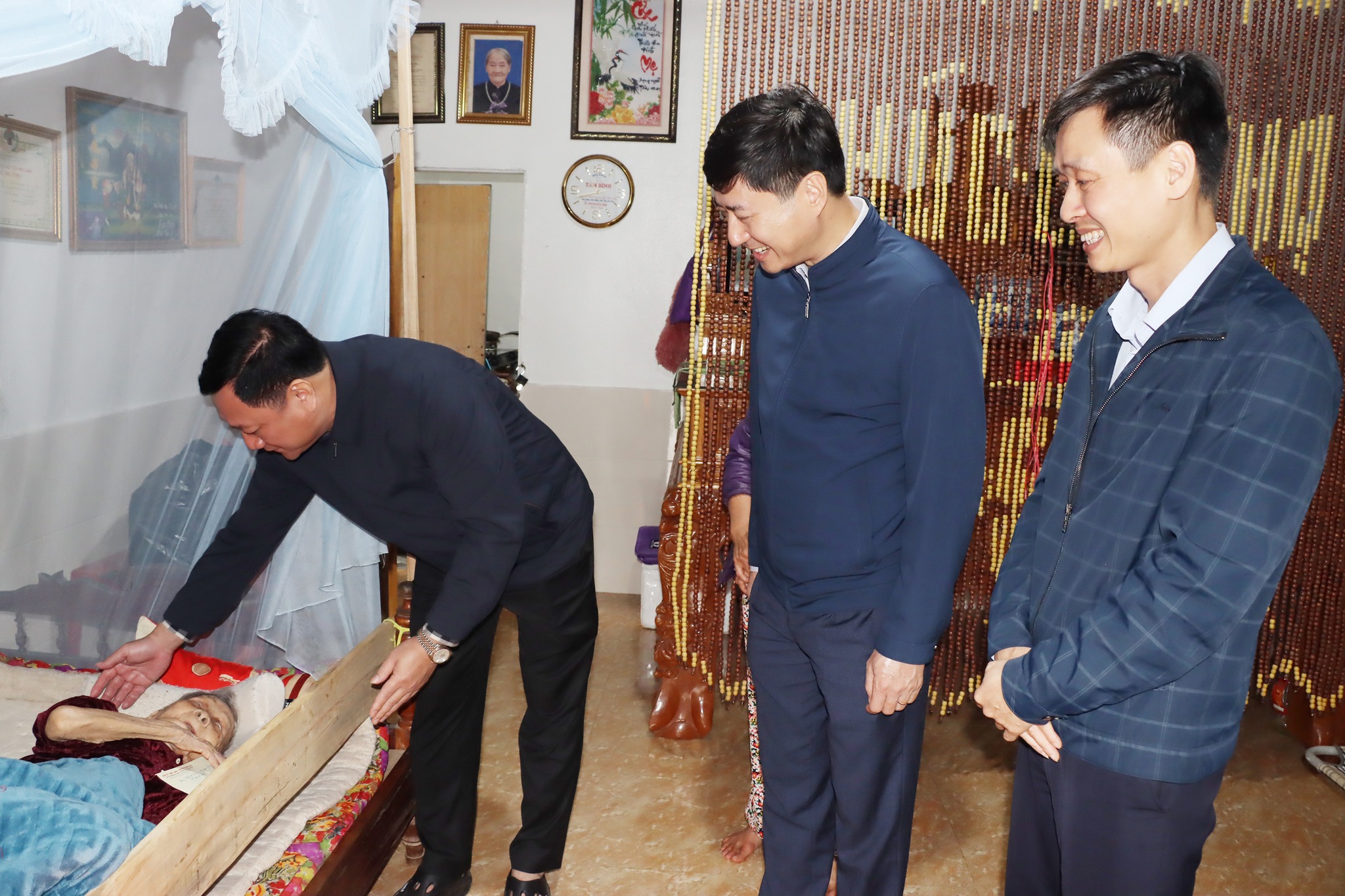 Lãnh đạo xã Đức Tho thăm trao quà Mẹ Việt Nam anh hùng tại thôn Trẫm Bàng.