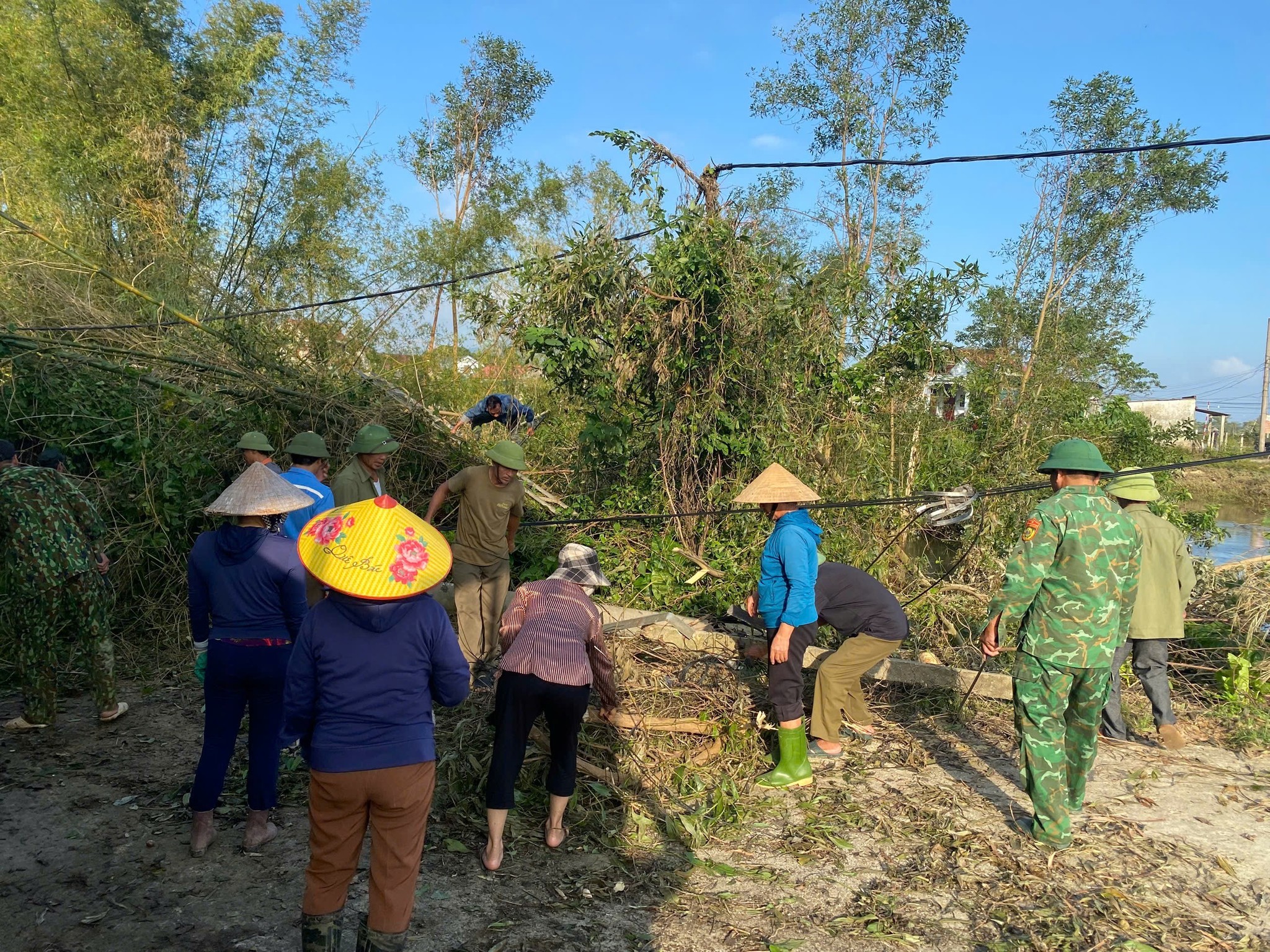  Ra quân vệ sinh môi trường, hỗ trợ Nhân dân sau bão số 10