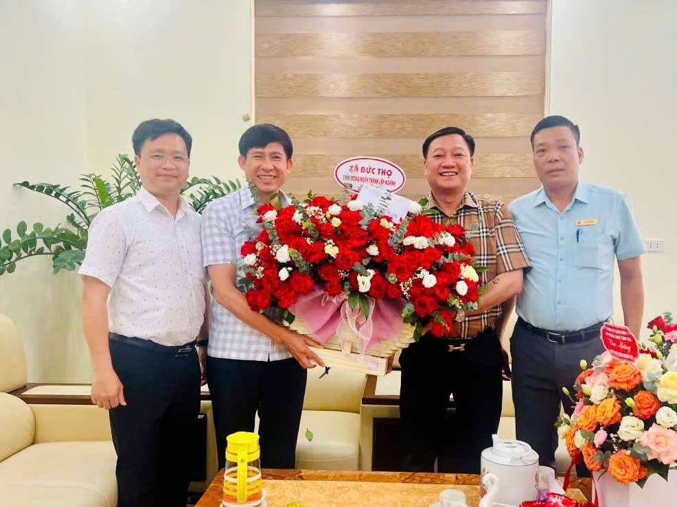 Lãnh đạo xã Đức Thọ đã đến tặng hoa chúc mừng thuế cơ sở 4 - Hà Tĩnh nhân dịp kỷ niệm ngày thành lập ngành thuế Việt Nam.