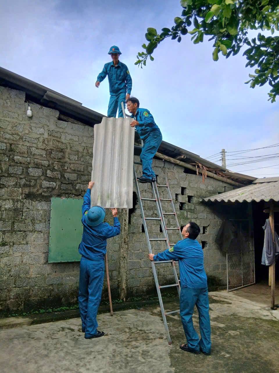 Cán bộ, Chiến sĩ Dân quân xã Đức Thọ giúp dân khắc phục hậu quả sau bão số 10 