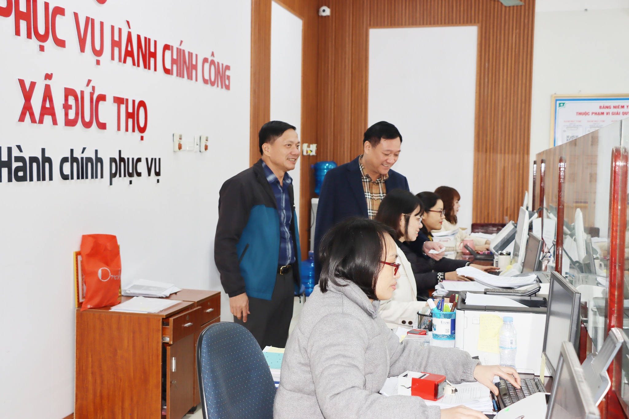 Đồng chí Trần Hoài Đức -TUV -  Bí thư Đảng ủy – Chủ tịch HĐND xã Đức thọ thăm hỏi động viên các đơn vị văn phòng khu vực, trung tâm, công ty đóng trên địa bàn xã.