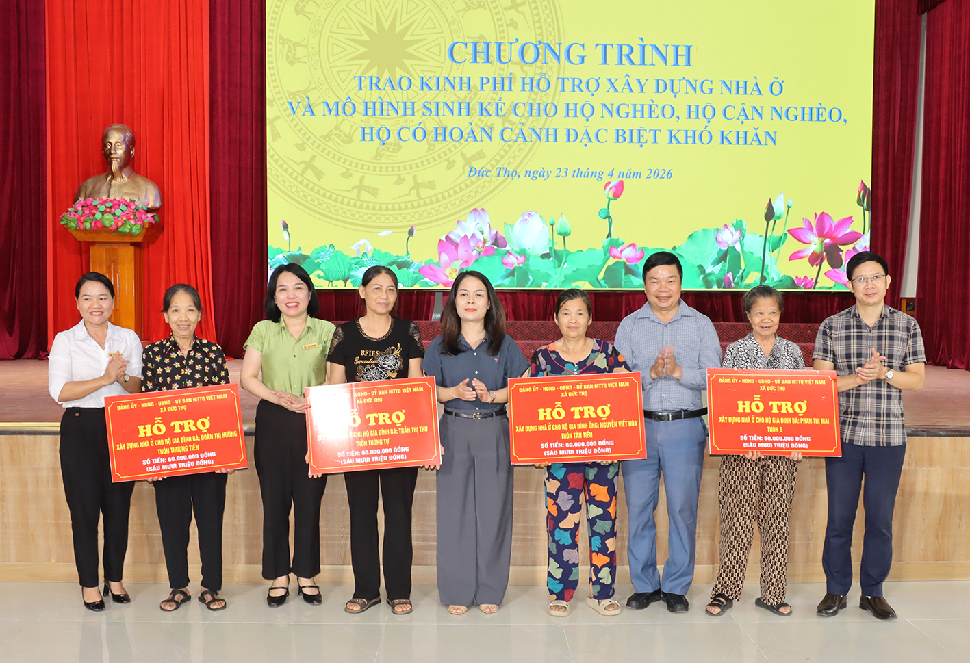 Trao hỗ trợ 4 nhà tình nghĩa và 40 mô hình gà cho hộ nghèo ở xã Đức Thọ.
