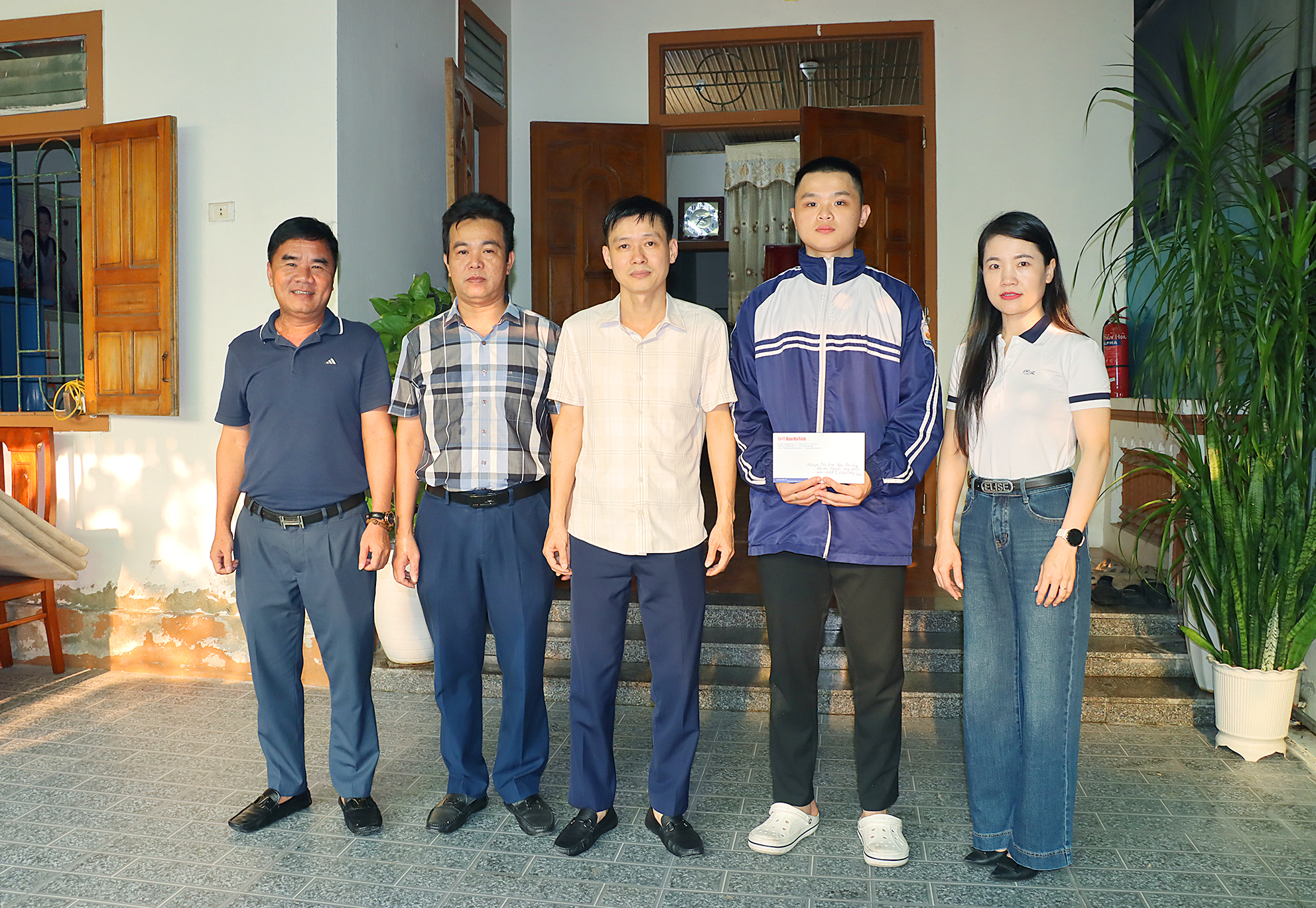 Báo và Phát thanh Truyền hình Hà Tĩnh trao quà hỗ trợ cháu Nguyễn Lâm Dương vượt qua nghịch cảnh.