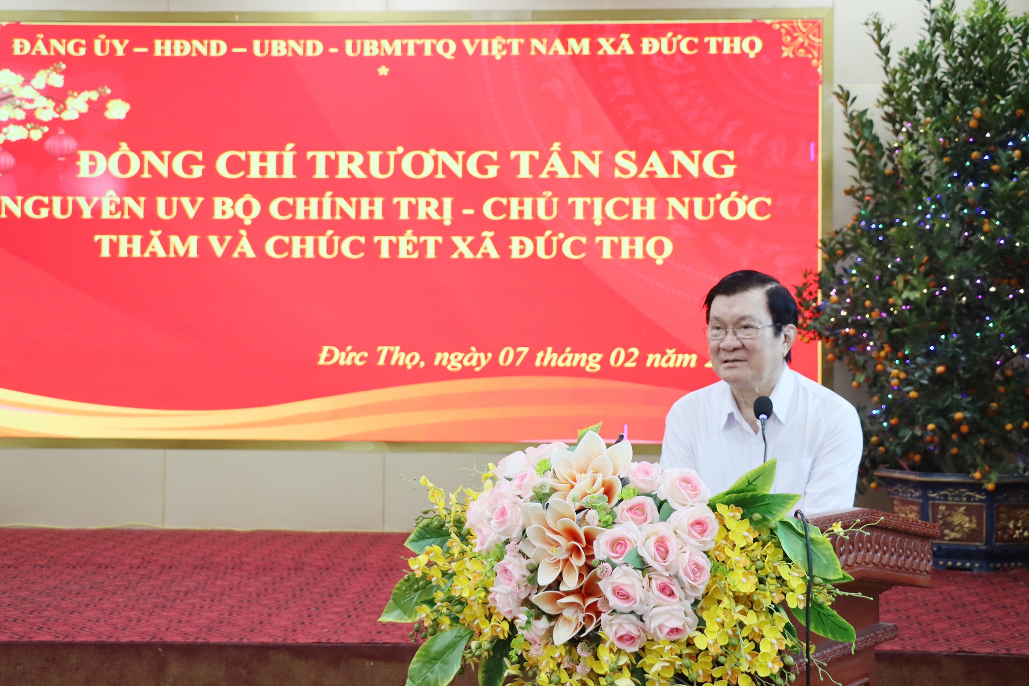 Nguyên Chủ tịch nước Trương Tấn Sang tặng quà tết tại xã Đức Thọ. 