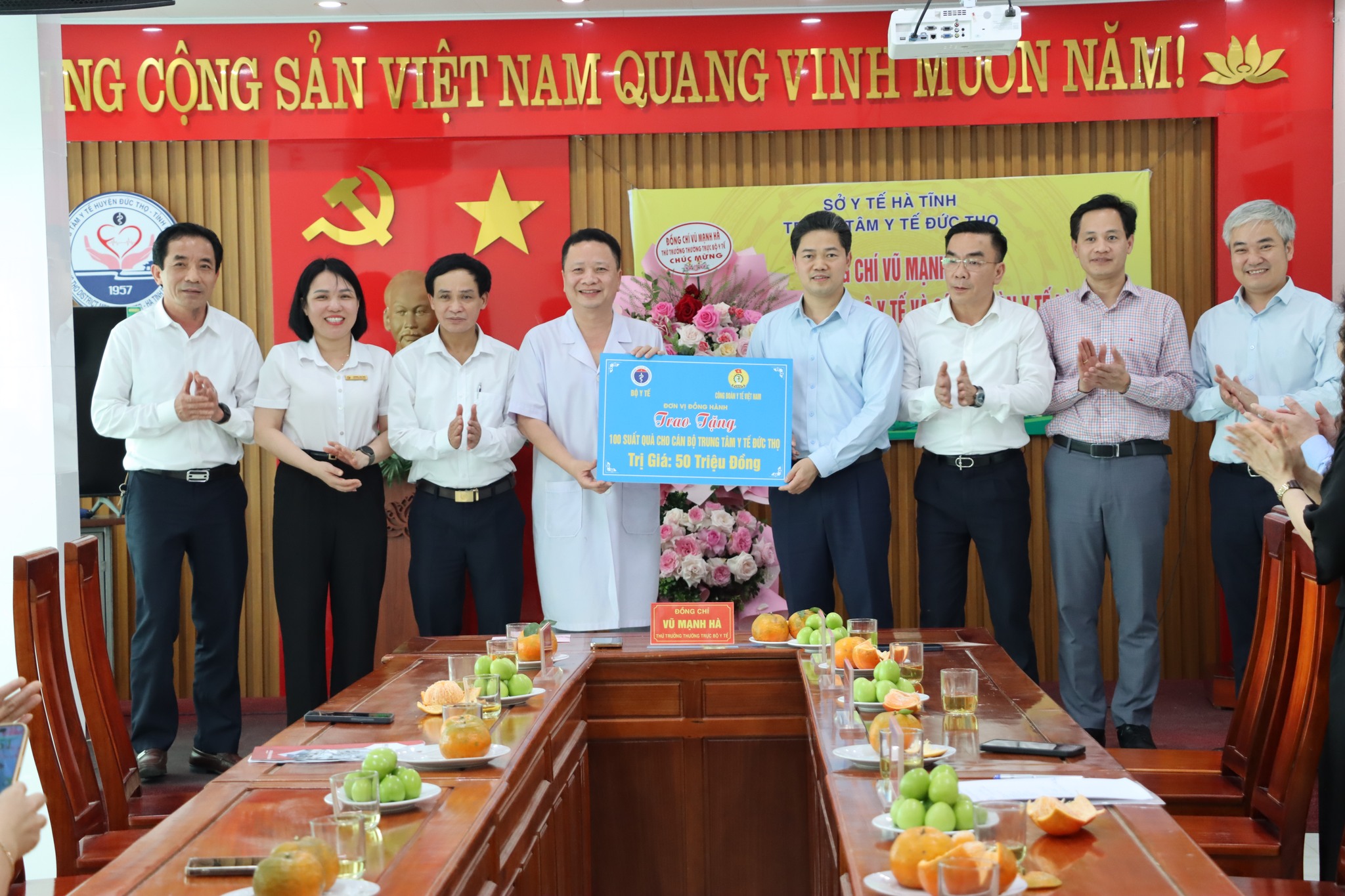 Thứ trưởng Thường trực Bộ Y tế trao 100 suất quà cho Trung tâm Y tế Đức Thọ