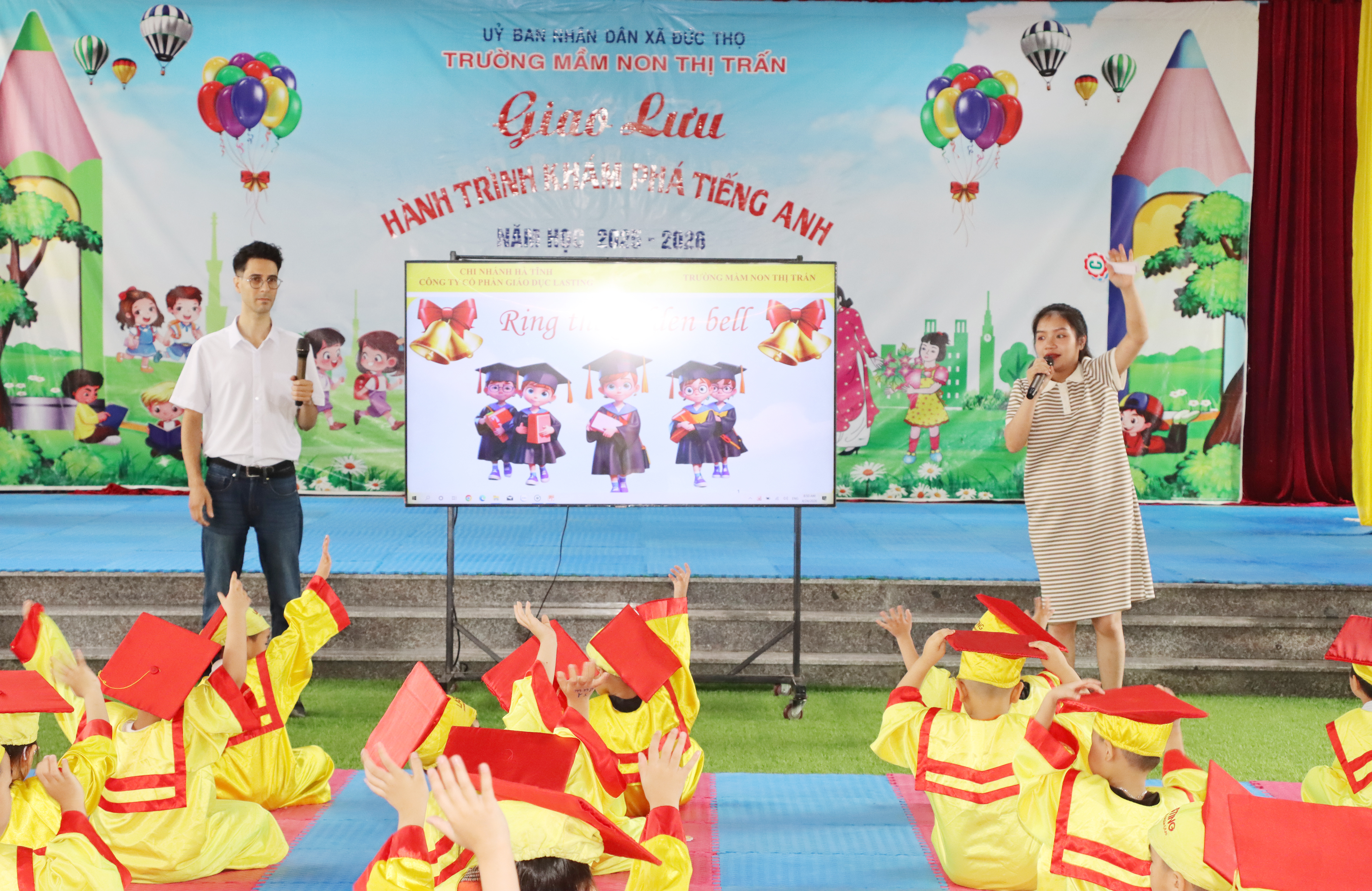 Trường Mầm non Thị Trấn (xã Đức Thọ) tổ chức chương trình “Hành trình khám phá tiếng Anh” cho trẻ mầm non.