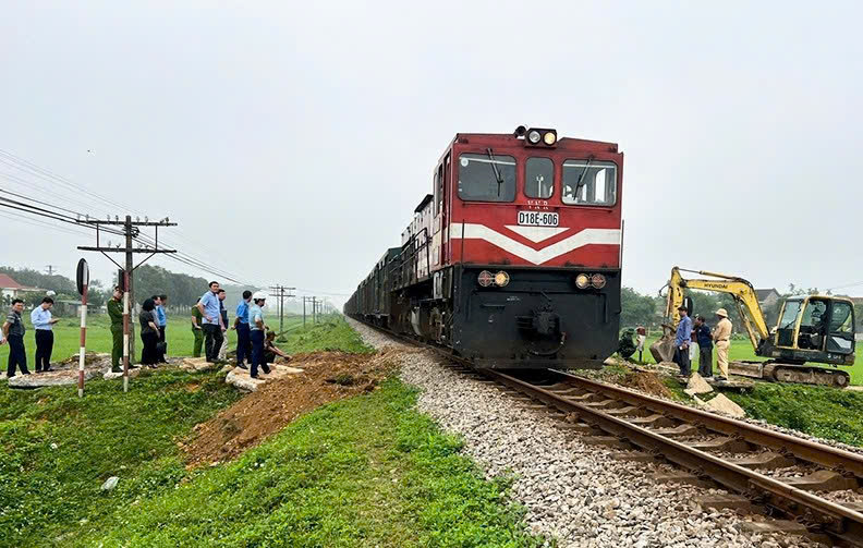 Lắp đặt biển tuyên truyền về xử phạt vi phạm giao thông đường sắt tại điểm đường ngang.