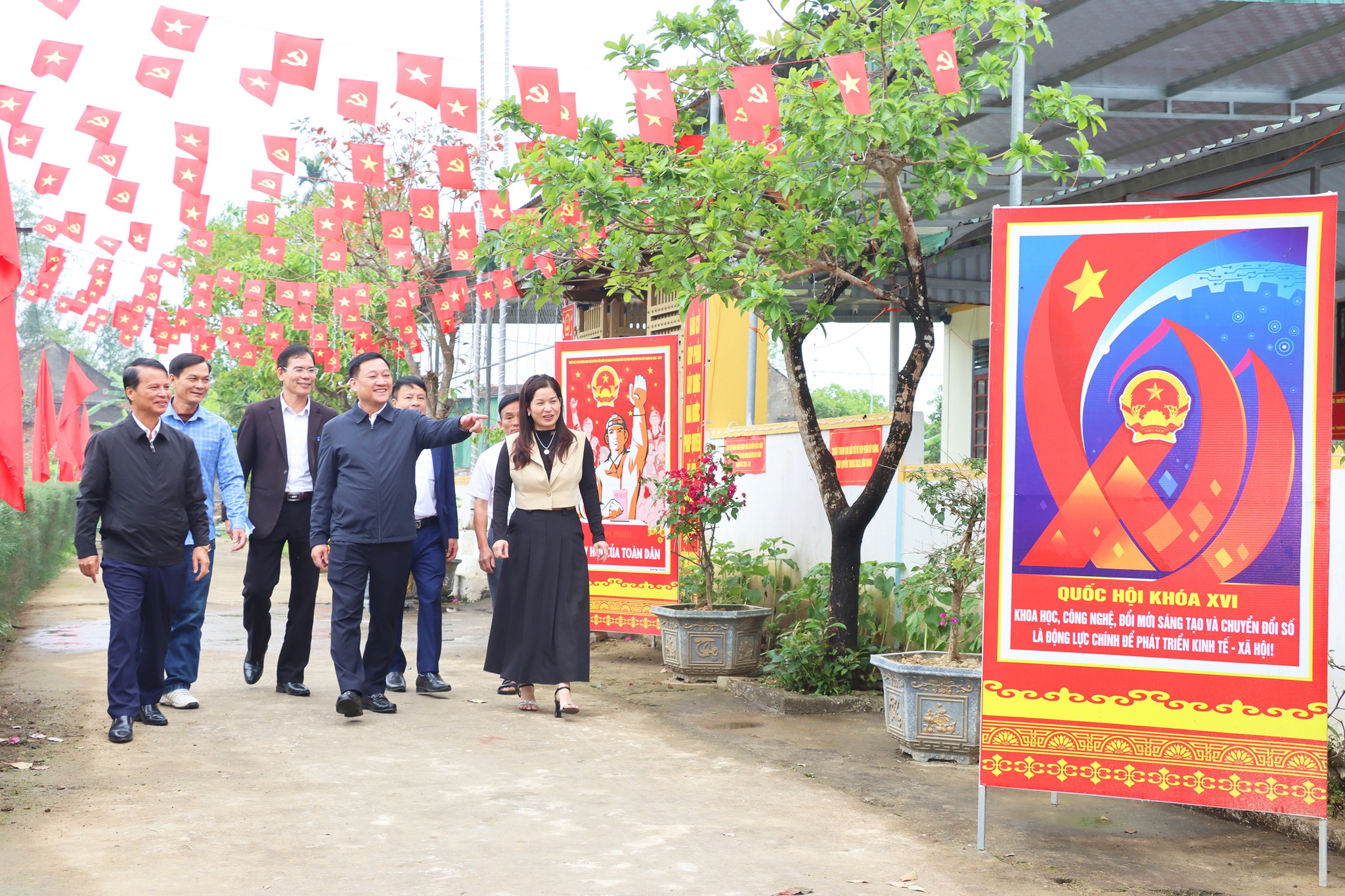 Kiểm tra công tác bầu cử tại đơn vị số 10 .