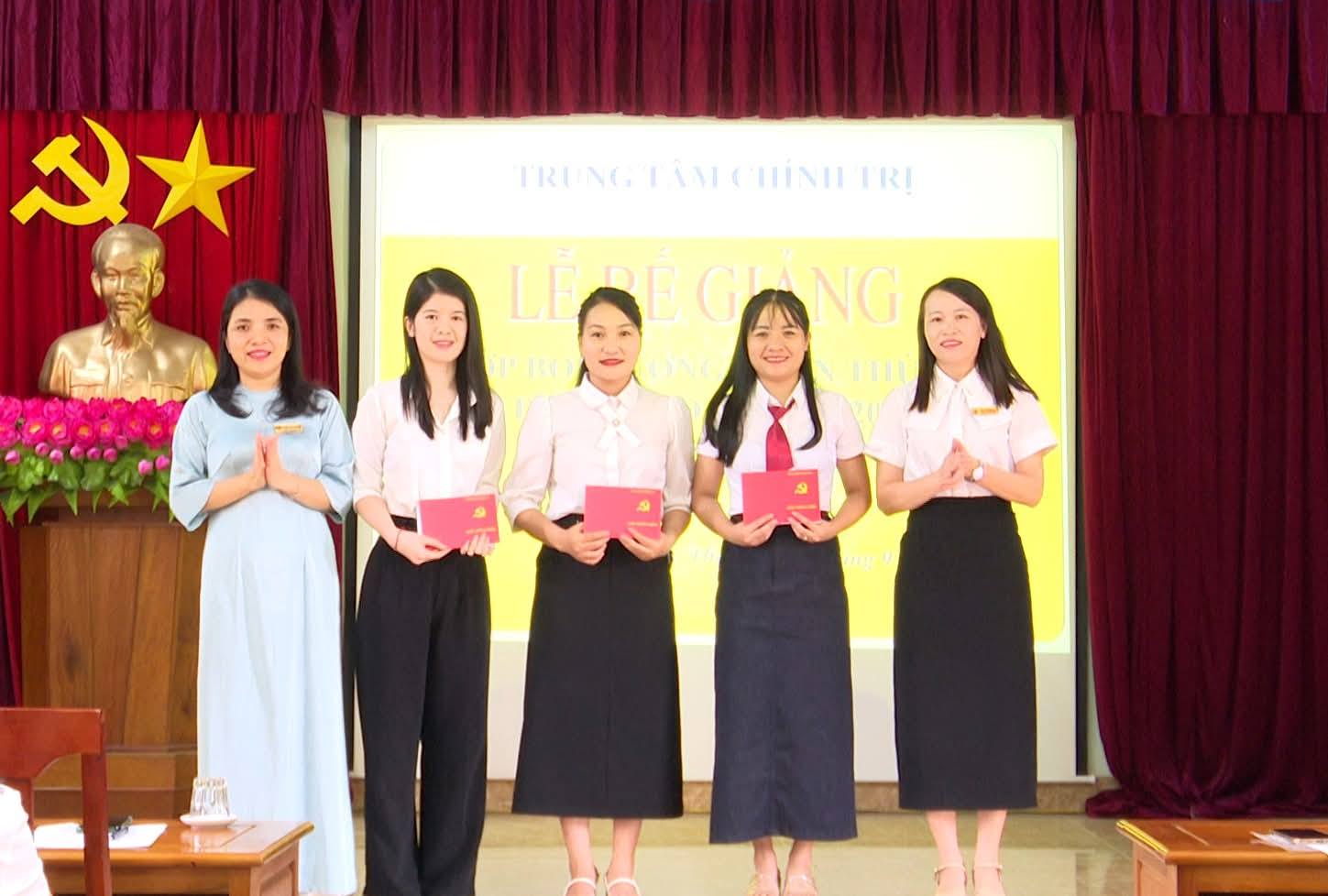 Trung tâm Chính trị xã Đức Thọ tổ chức Bế giảng khóa học lớp bồi dưỡng nhận thức về Đảng khóa I năm 2025