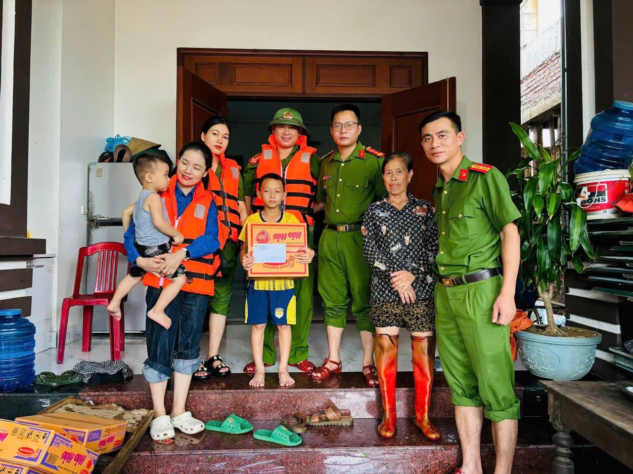 Trung thu sớm cho các em nhỏ vùng lũ 