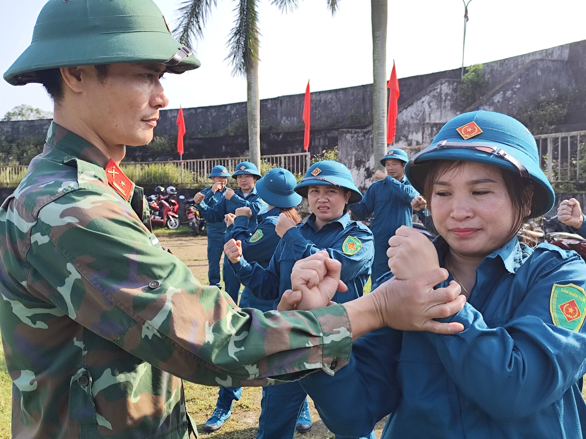 Ban Chỉ huy quân sự xã Đức Thọ tổ chức huấn luyện chiến đấu cho 96 đồng chí Dân quân tự vệ xã năm thứ nhất 2026. 