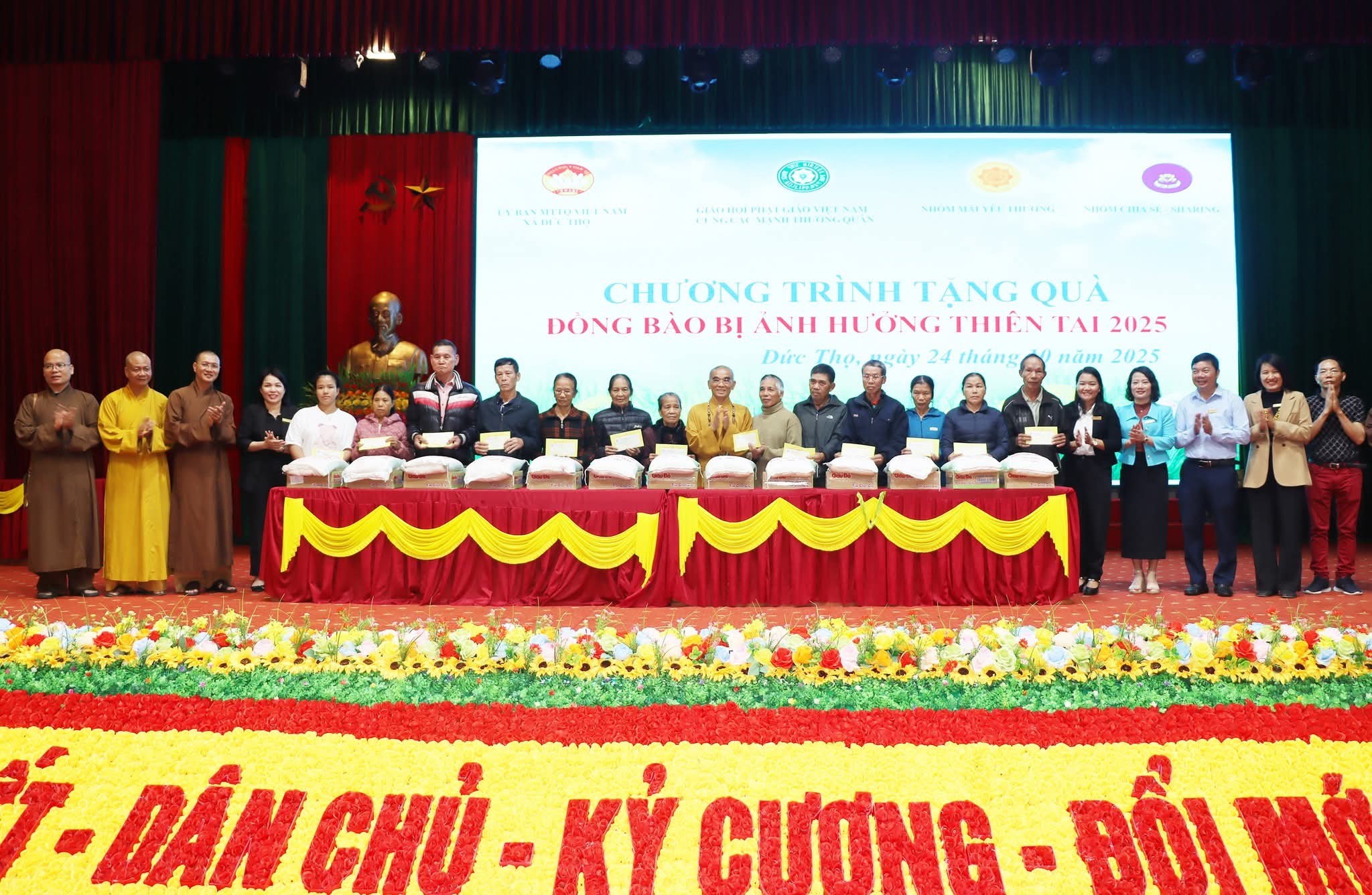 Đức Thọ: Trao quà hỗ trợ các hộ gia đình bị ảnh hưởng bởi cơn bão số 10