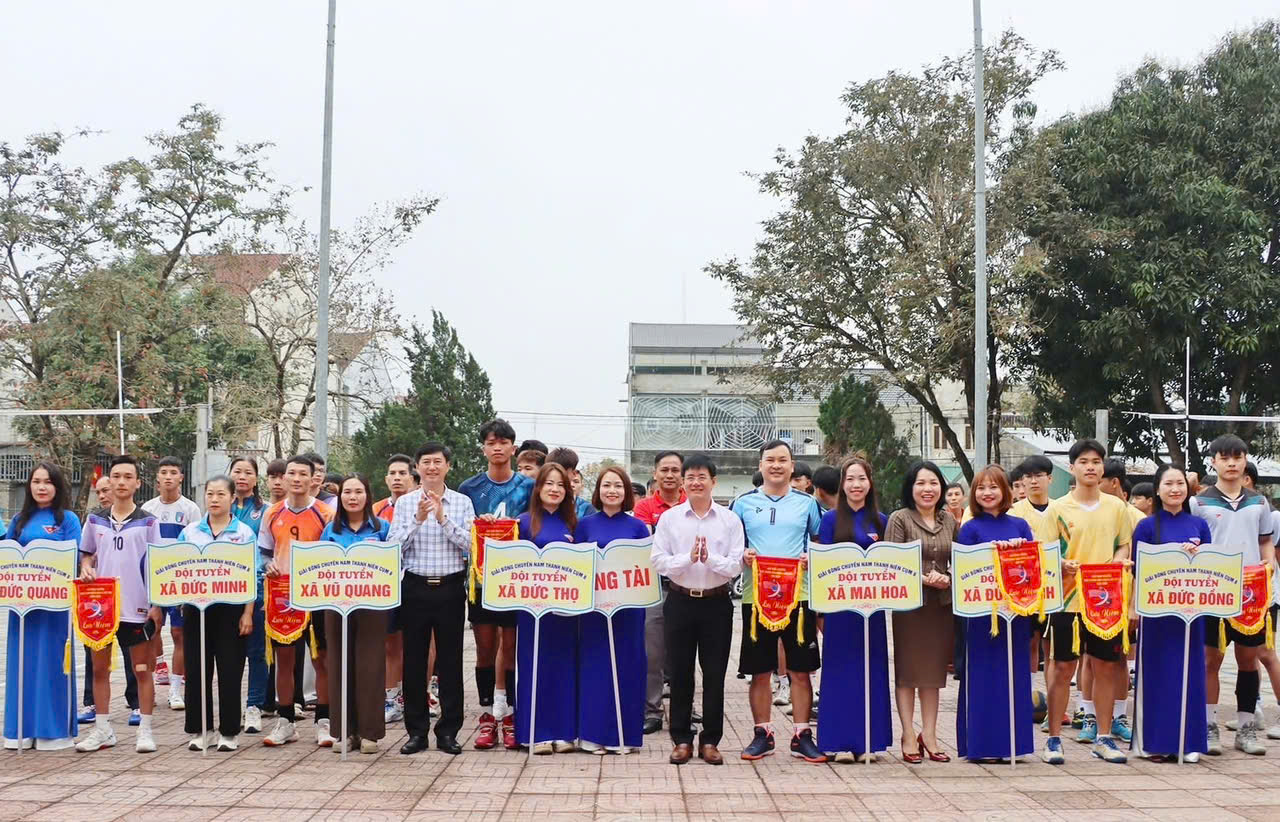 Khai mạc giải bóng chuyền nam thanh niêm cụm số 8