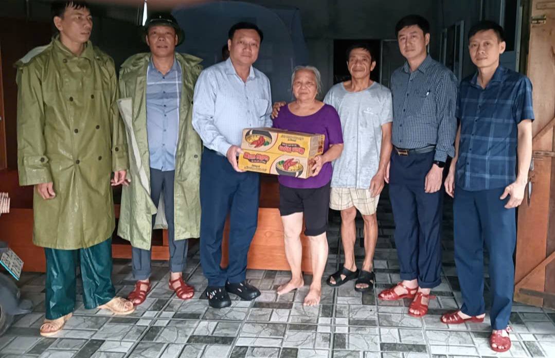 Các đồng chí lãnh đạo xã thăm hỏi, động viên hộ dân bị ảnh hưởng do bão số 10