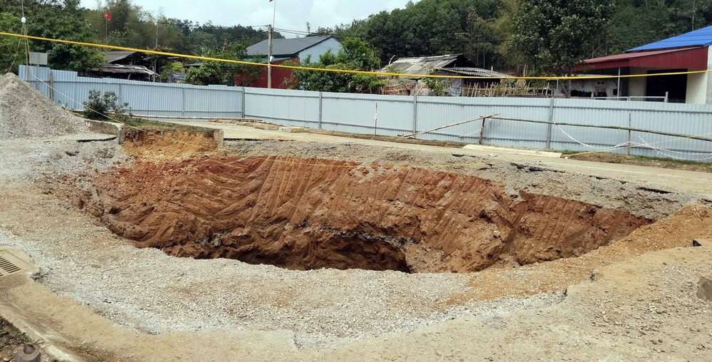 "Hố tử thần" tại Bắc Kạn ngày càng to, nguyên nhân vì đâu? | VTV24