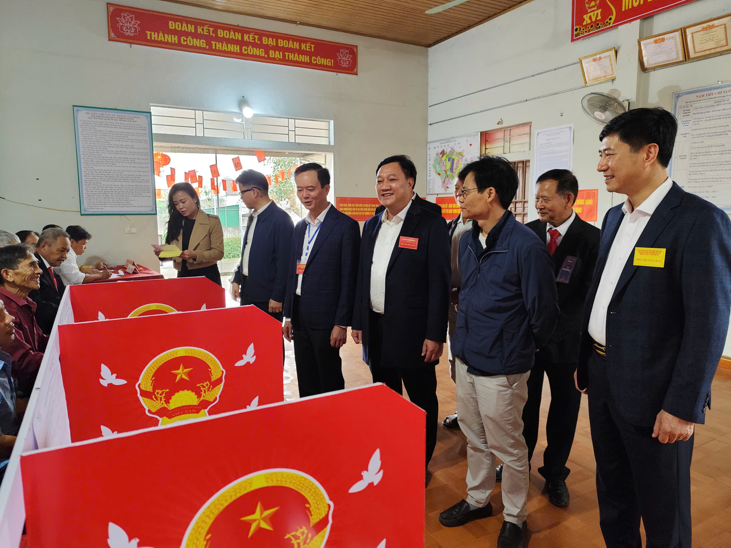 Phó Chủ tịch Thường trực UBND tỉnh Trần Báu Hà kiểm tra công tác bầu cử tại đơn vị bầu cử số 3 