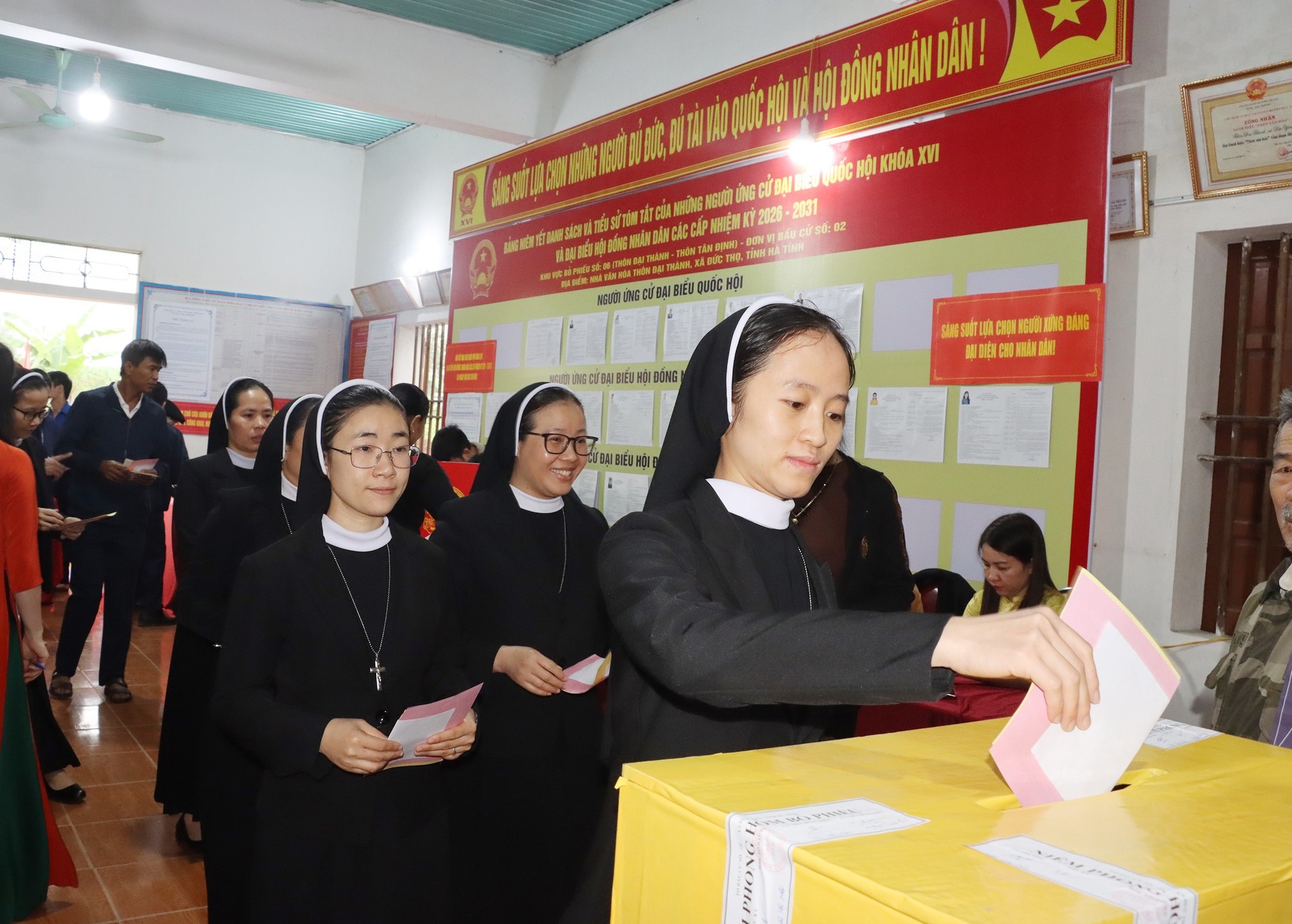 Chức sắc, chức việc, bà con giáo dân xã Đức Thọ hăng hái tham gia ngày hội bầu cử 