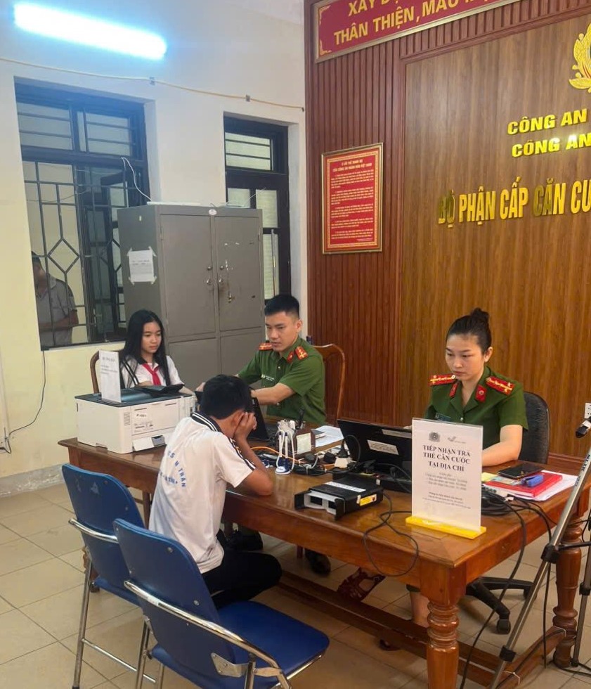 Công an xã Đức Thọ phối hợp các trường học cấp định danh điện tử cho học sinh từ 6-14 tuổi .