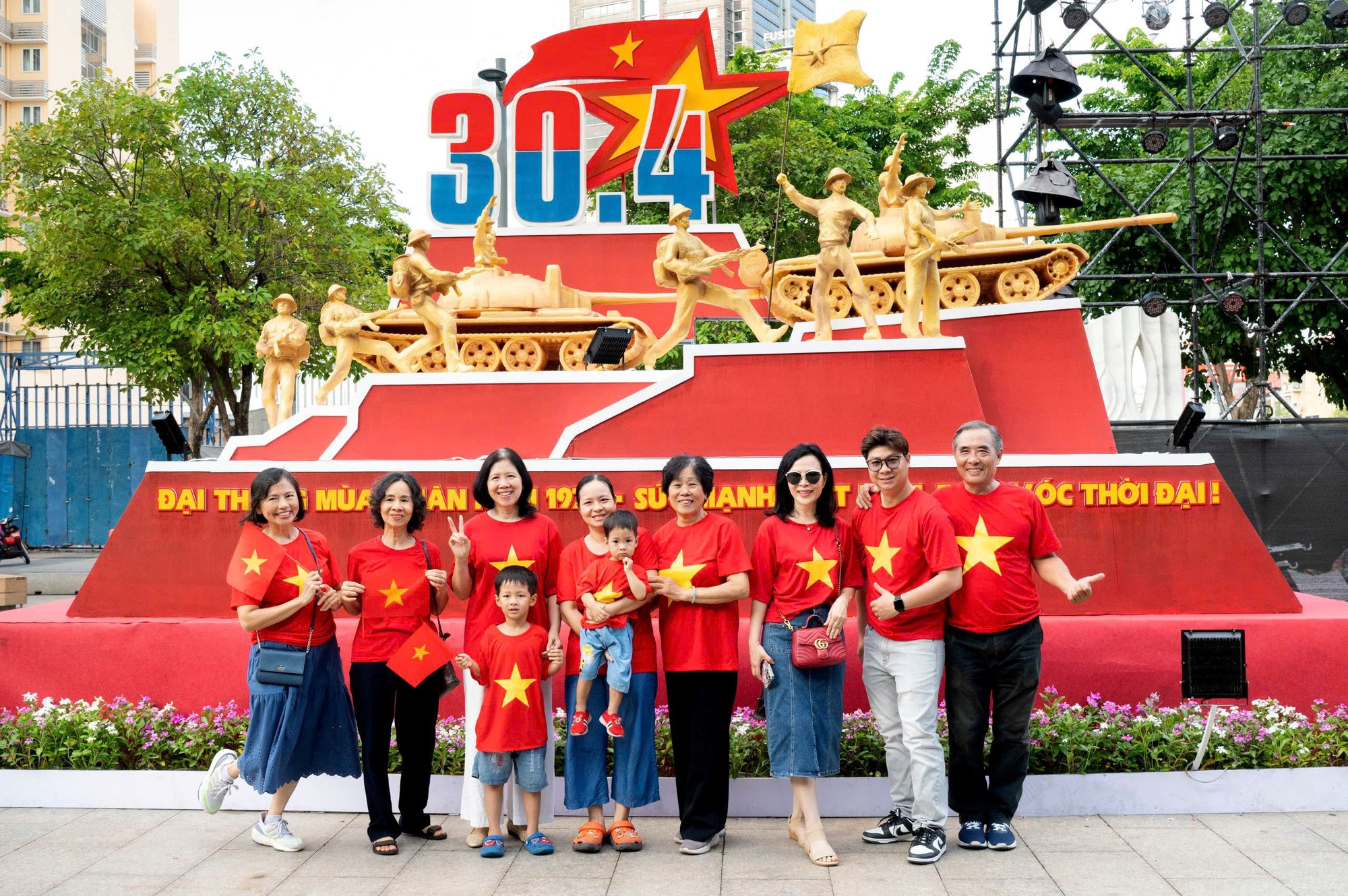 Người dân tại TPHCM rộn ràng chào đón kỷ niệm 50 năm thống nhất đất nước