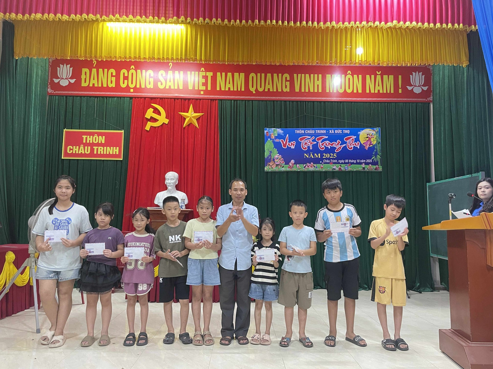 Các thôn trên địa bàn xã Đức Thọ vui Tết Trung thu và trao thưởng khuyến học năm 2025