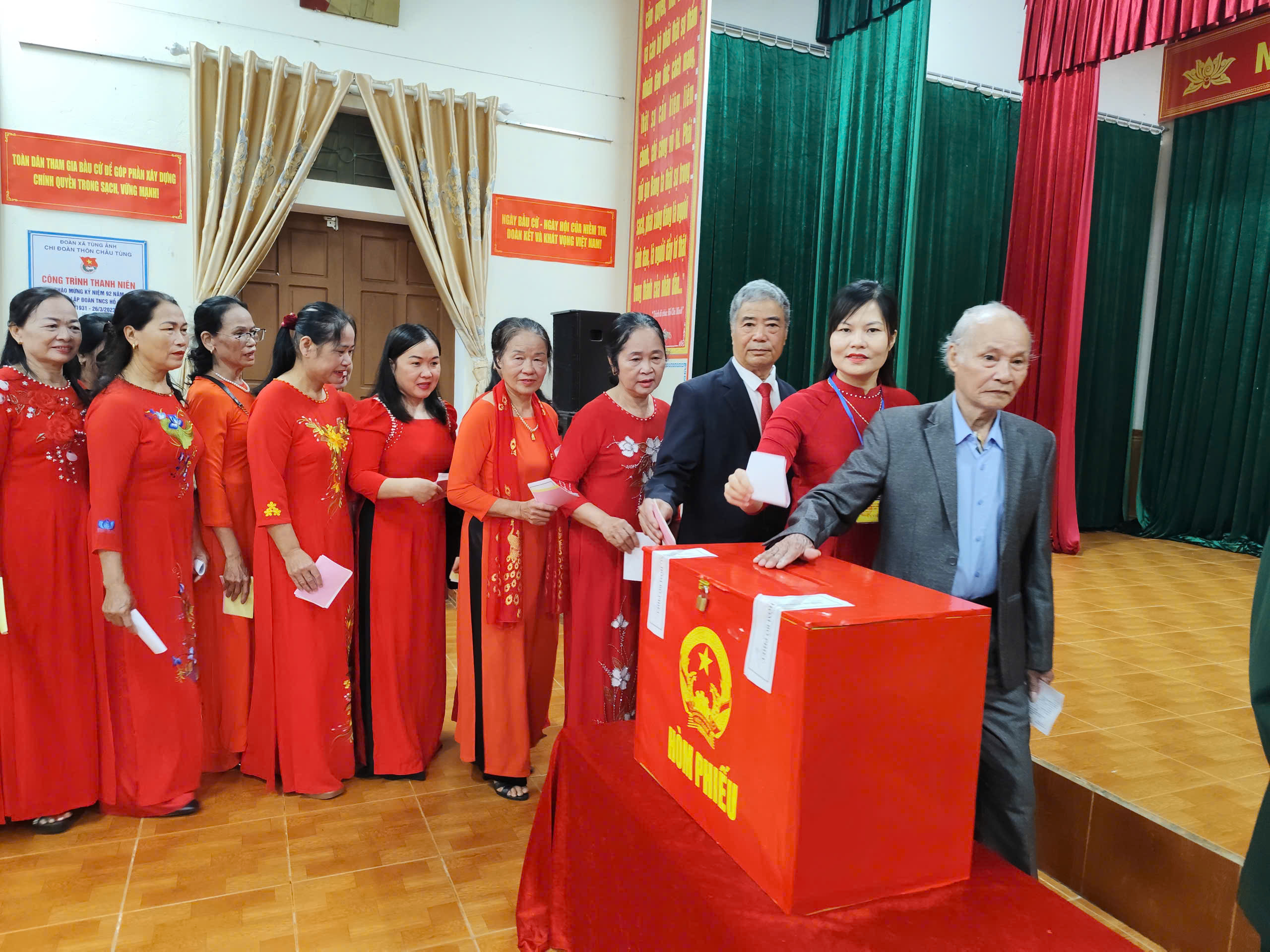 Đến 10h30', đã có gần 95 % cử tri Đức Tho tham gia bỏ phiếu 