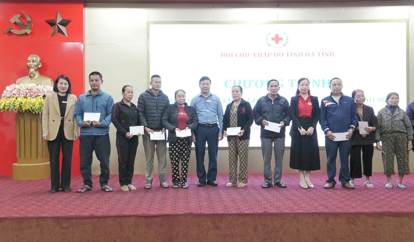 Trao tặng quà cho người dân bị thiệt hại do bão số 10 tại xã Đức Thọ