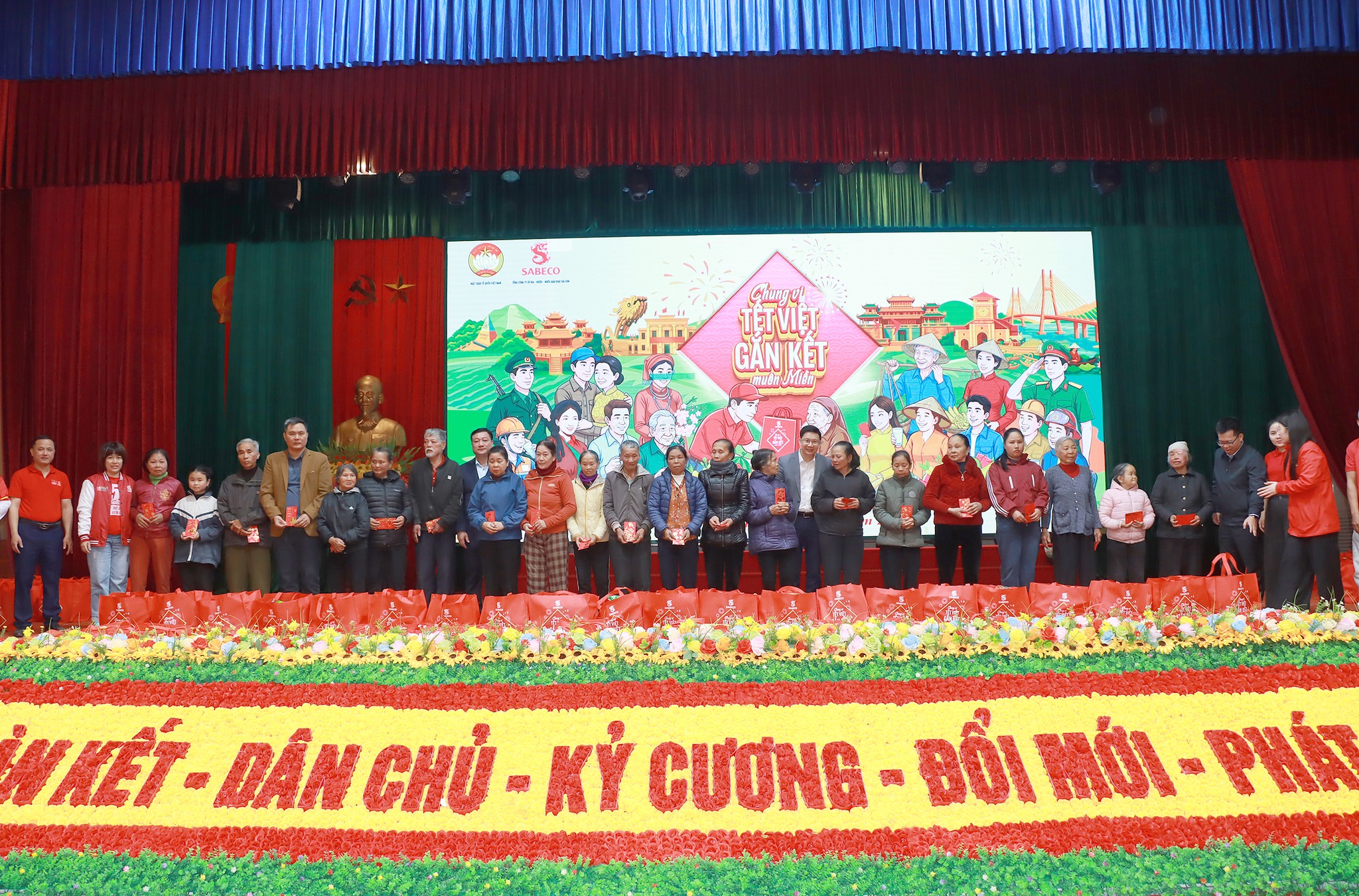 200 phần quà, trị giá 180 triệu đồng từ Chương trình “Chung Vị Tết Việt, Gắn Kết Muôn Miền” do SABECO khởi xướng mang Tết đến sớm hơn với các gia đình có hoàn cảnh khó khăn tại xã Đức Thọ.