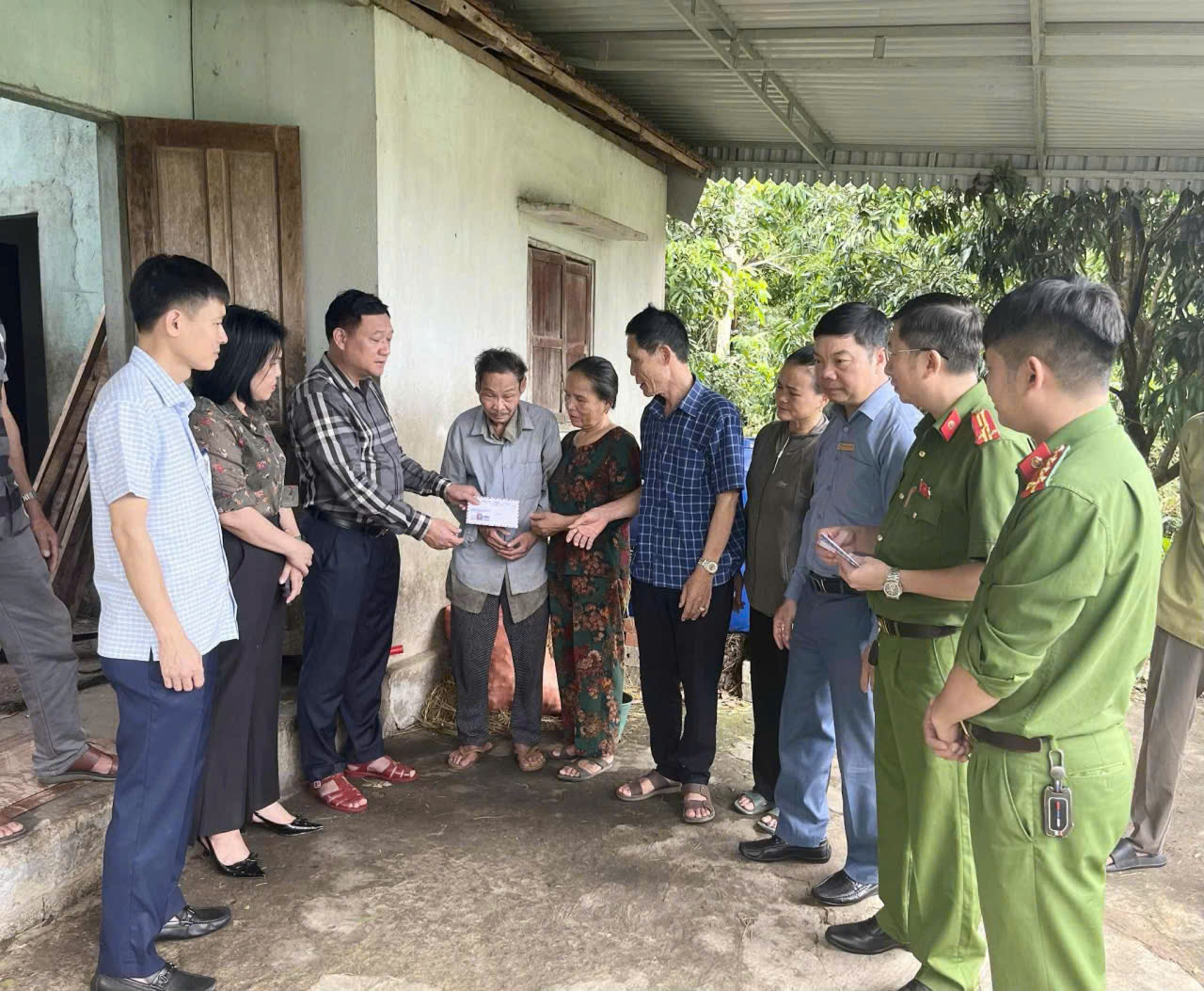 Lãnh Đạo xã Đức Thọ thăm hỏi, động viên gia đình chịu thiệt hại nặng do cơn bão số 5