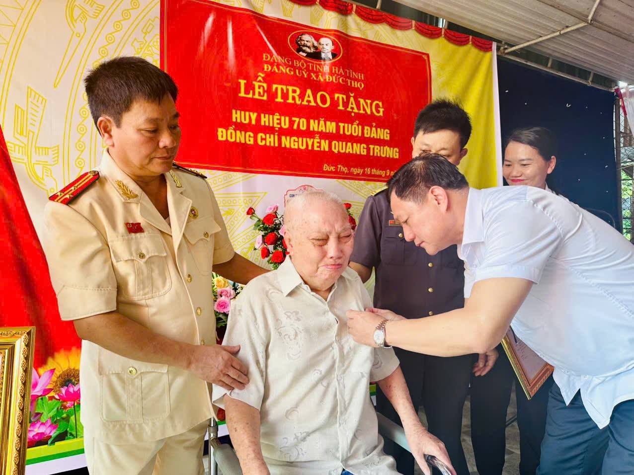  Xã Đức Thọ trao tặng huy hiệu 70 năm tuổi Đảng 