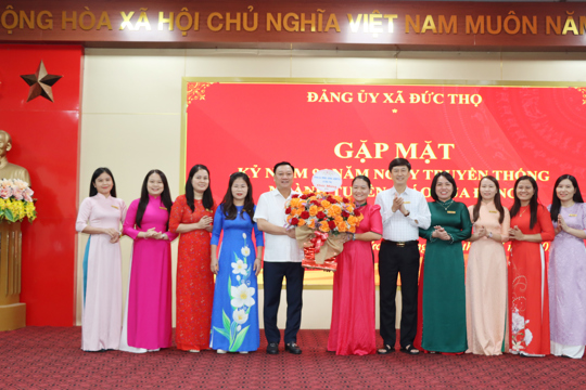 Lãnh đạo xã Đức Thọ chúc mừng Ban Xây dựng Đảng. 