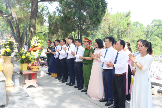 Xã Đức Thọ tổ chức hành trình về nguồn, dâng hương tri ân các anh hùng liệt sĩ.